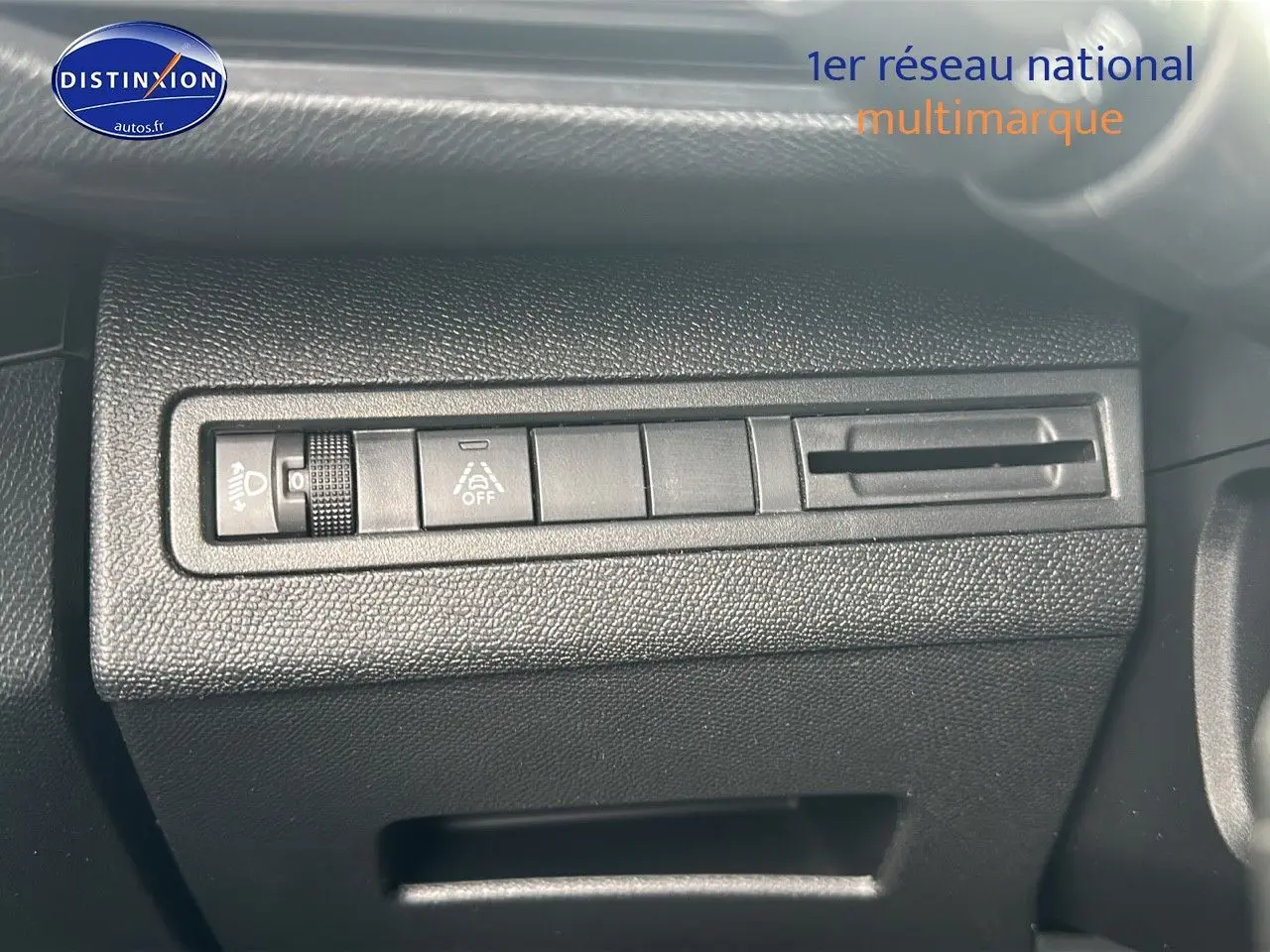 Panneau de commandes latéral noir avec réglage des feux et activation de l'alerte de franchissement sur Peugeot 5008 2024.