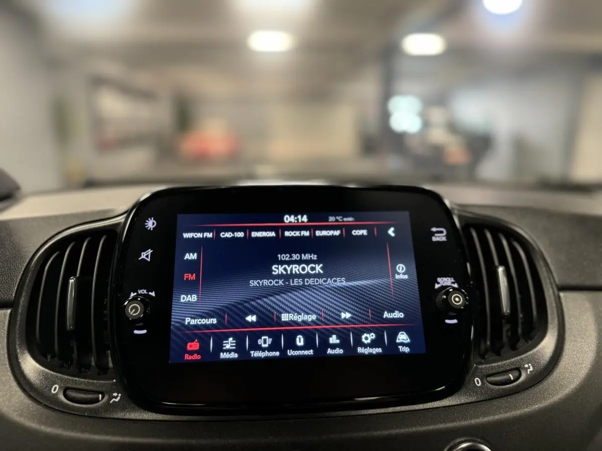 Écran tactile central Uconnect 7'' affichant la radio Skyrock, entouré de la planche de bord noire du tableau de bord Abarth 595 Competizione.