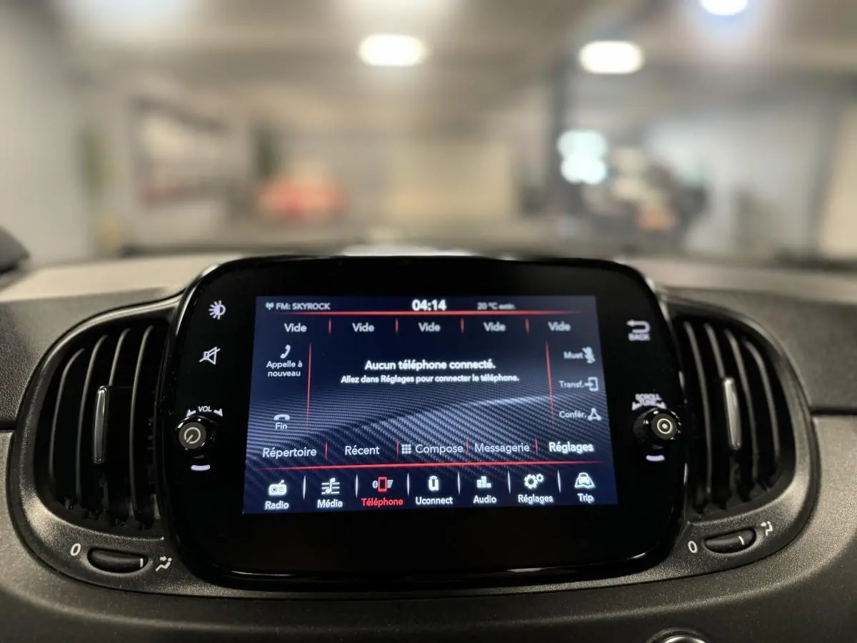 Écran tactile central Uconnect 7'' HD affichant le menu téléphone dans l’habitacle d’une ABARTH 595 noire.
