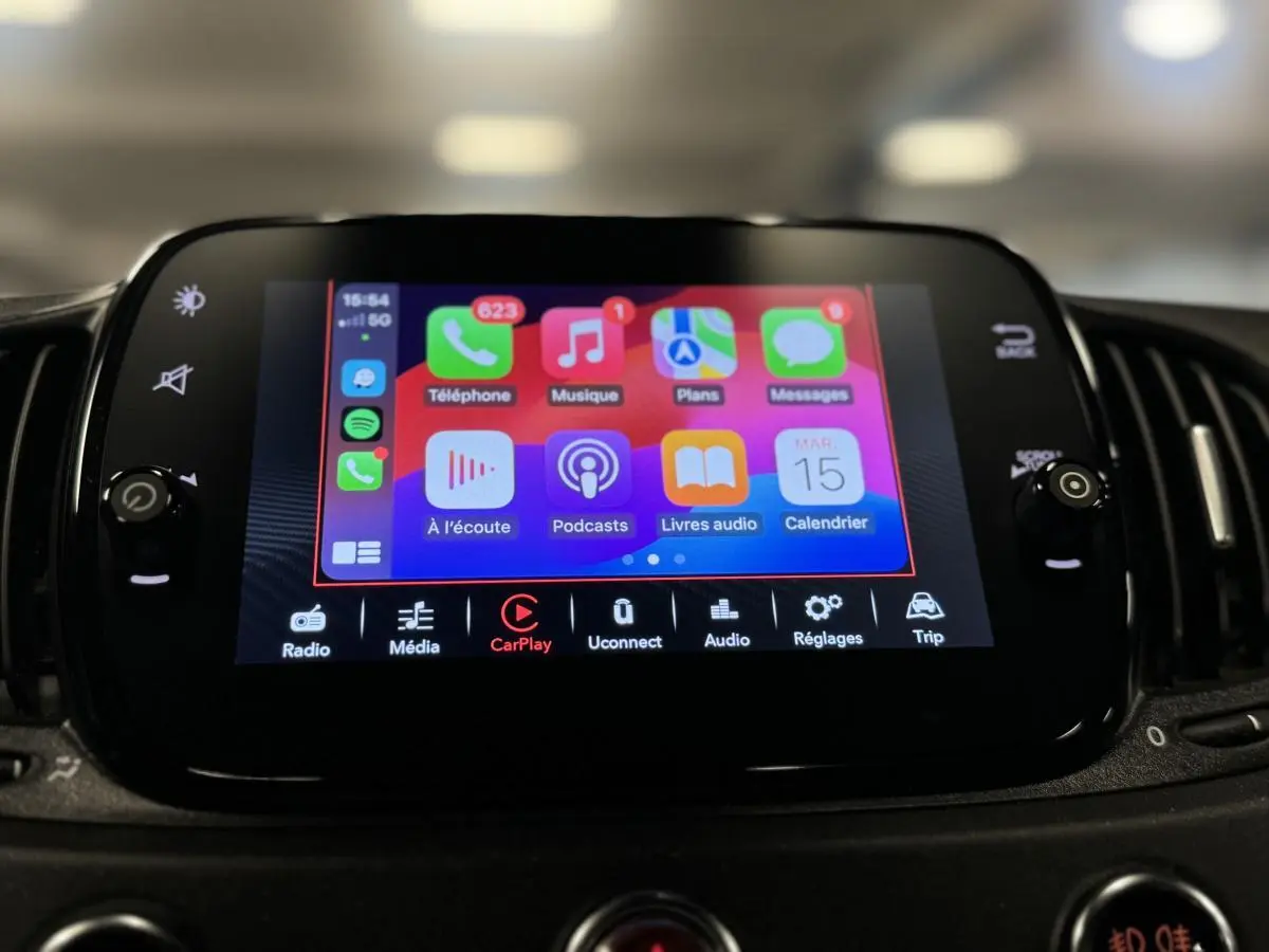Écran tactile 7 pouces Uconnect avec Apple CarPlay actif dans l'habitacle de l'Abarth 595 Competizione noire