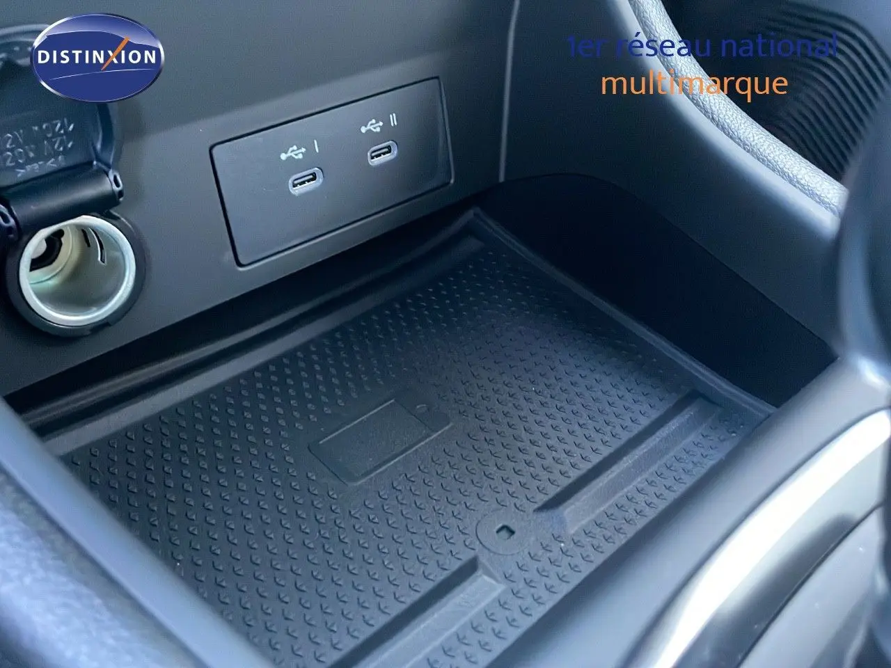 Espace de rangement central avec prises USB-C et allume-cigare dans le Renault Captur E-Tech hybride 2025.