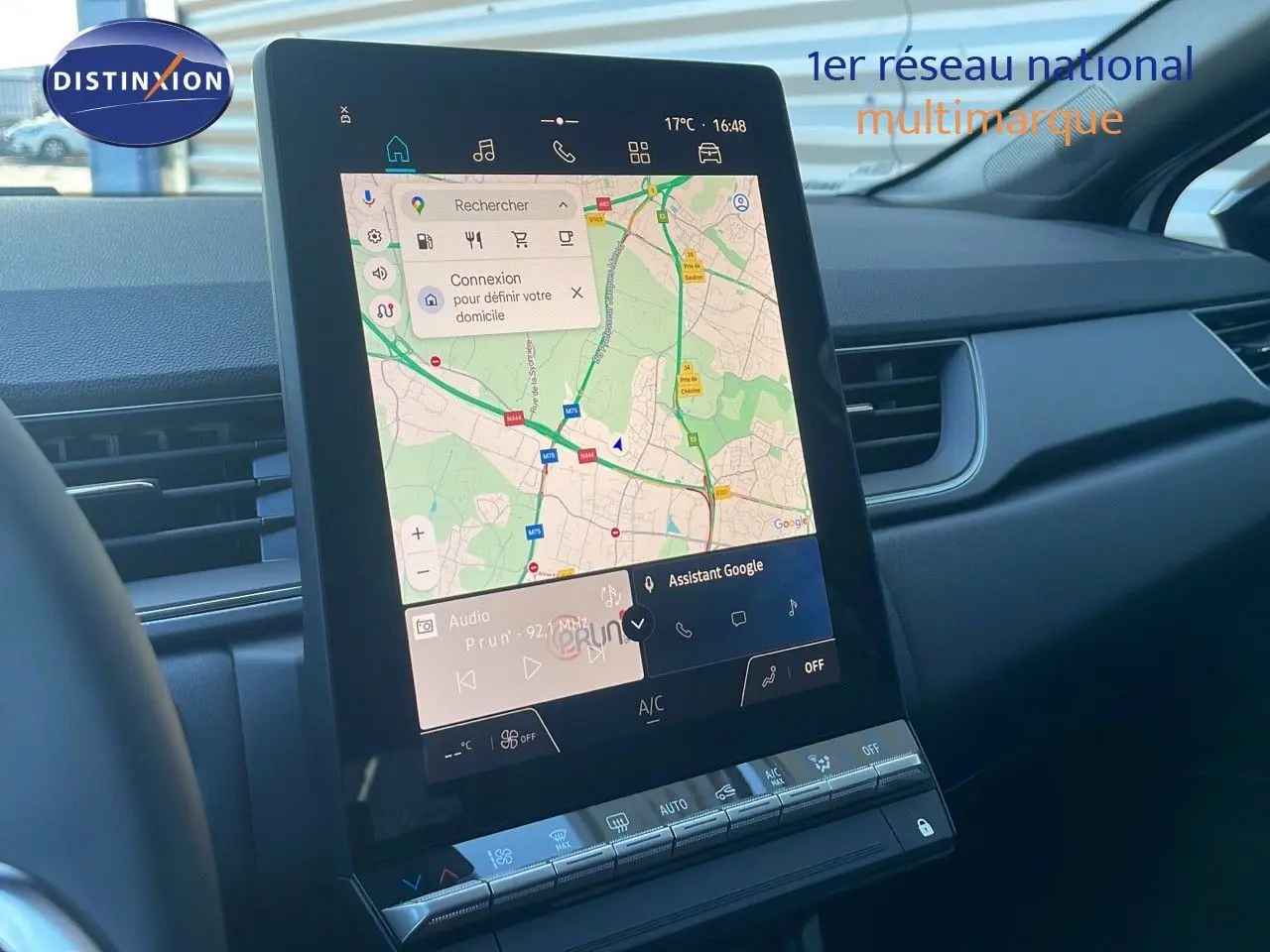 Vue rapprochée de l'écran tactile central du tableau de bord du Renault Captur blanc nacré 2025 avec navigation affichée.