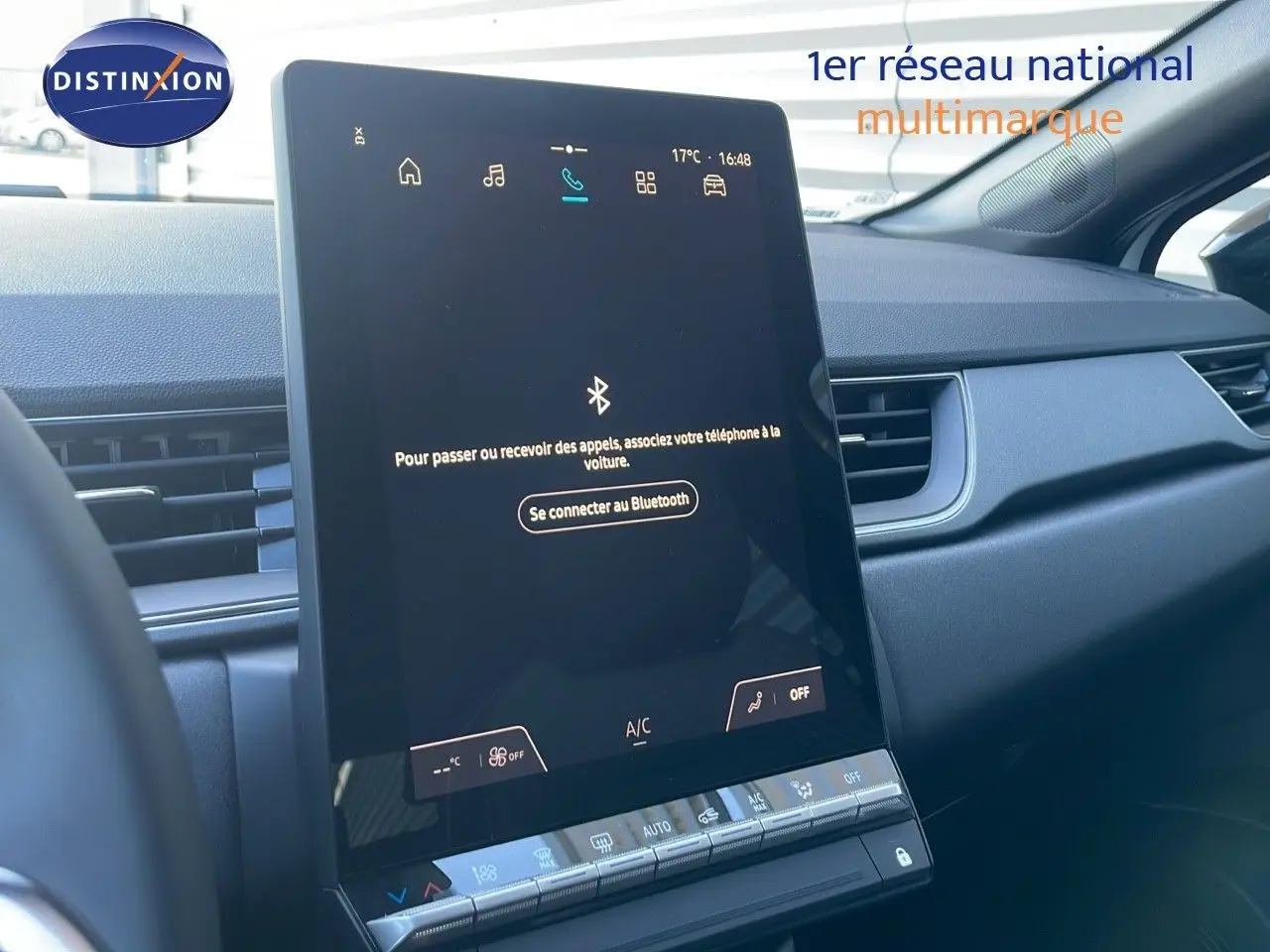 Intérieur du Renault Captur E-Tech 2025, vue sur l'écran tactile central et la planche de bord noire moderne.
