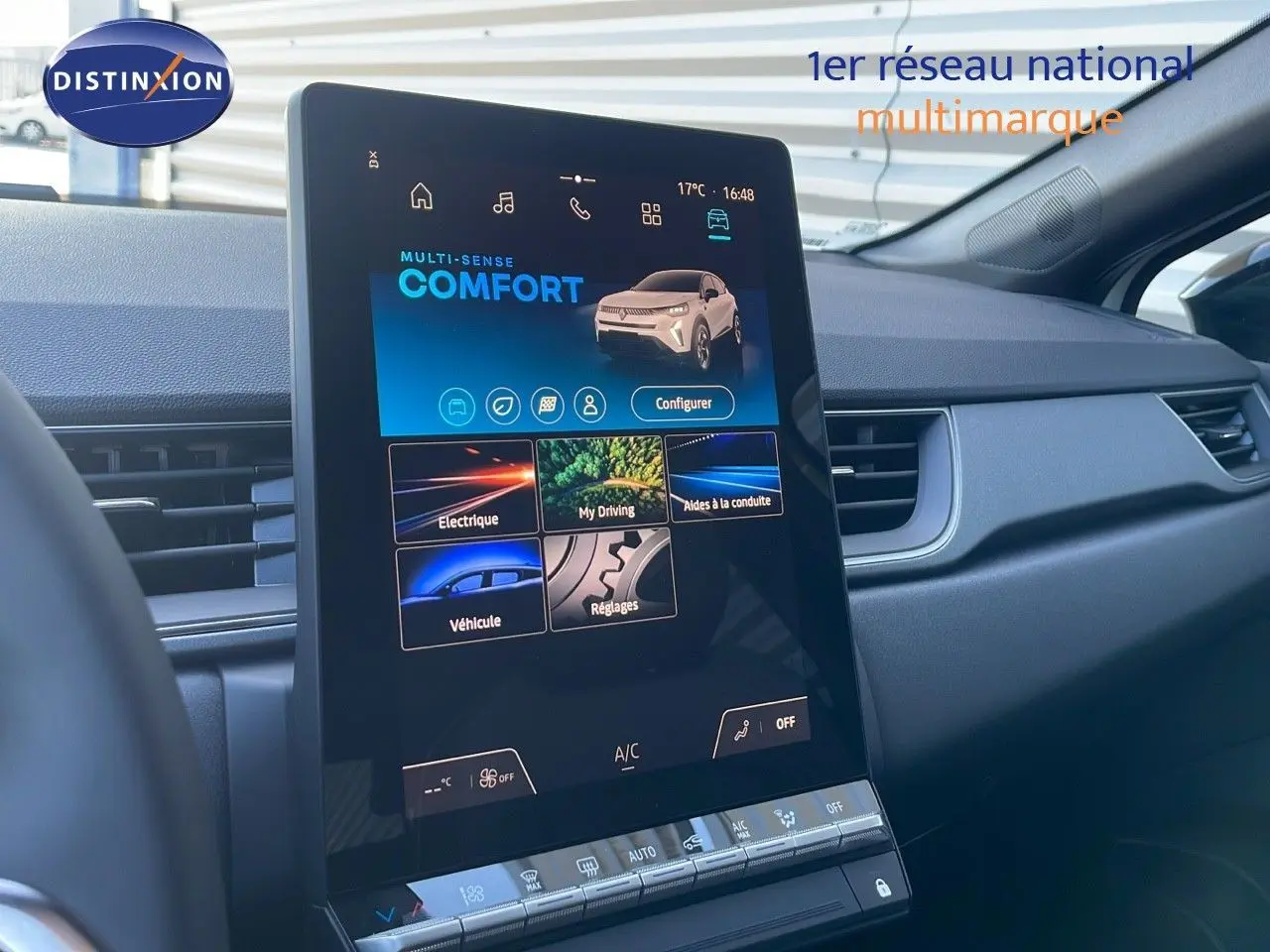 Écran tactile central du tableau de bord du Renault Captur E-Tech blanc nacré, vue intérieure côté passager.