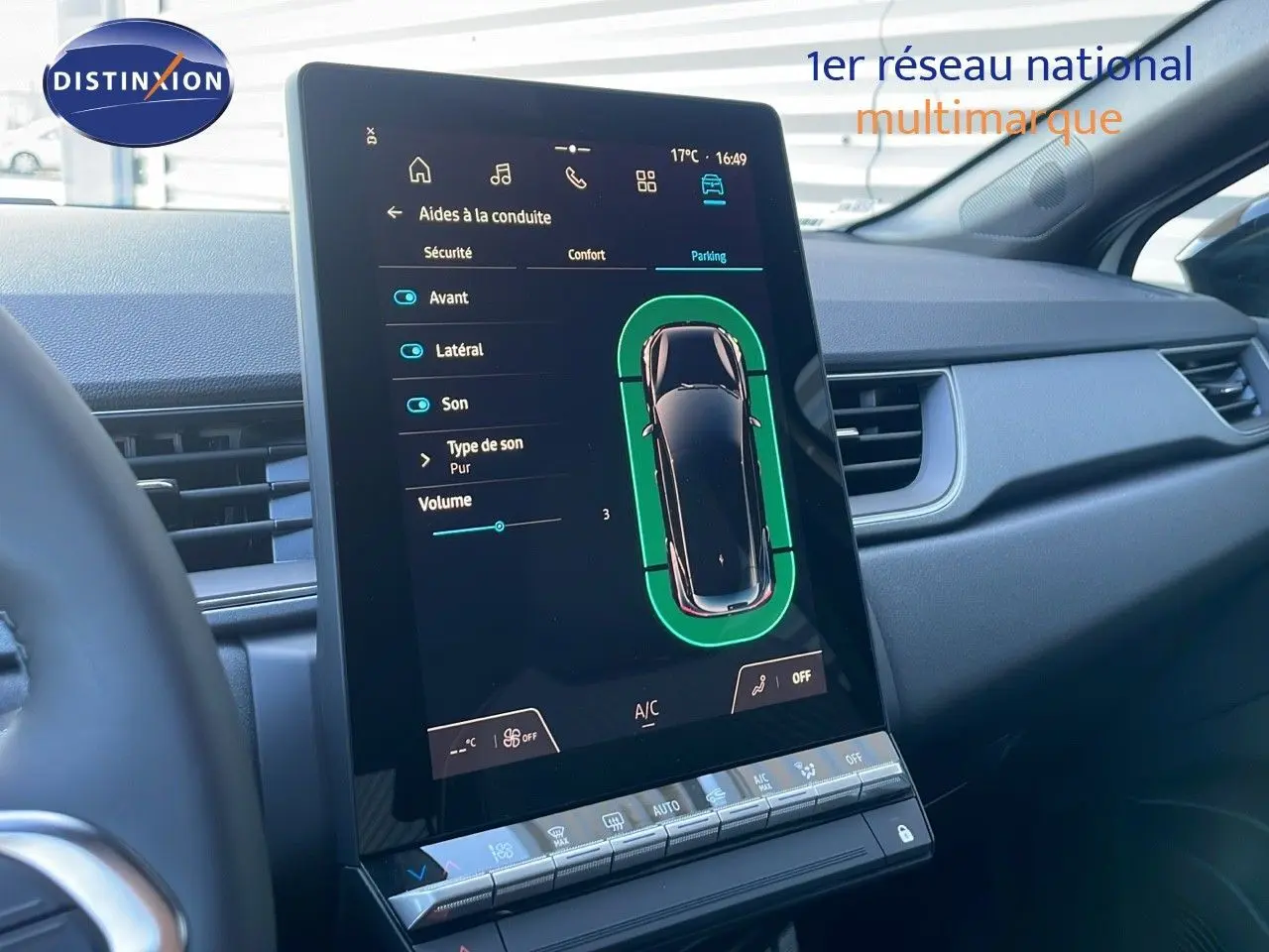 Vue intérieure du tableau de bord du Renault Captur E-Tech Hybrid 2025, avec écran tactile affichant aides à la conduite.