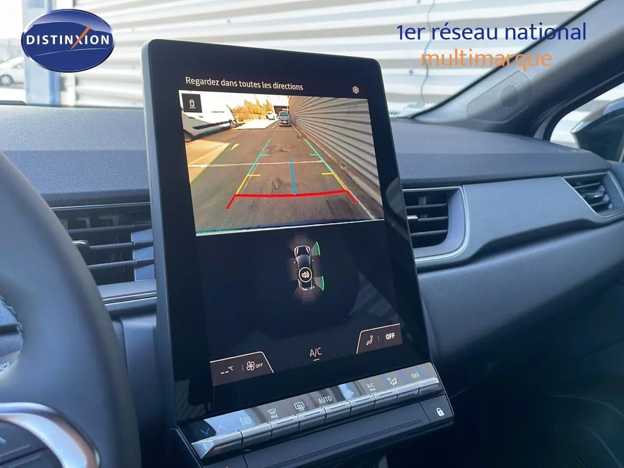 Vue intérieure du tableau de bord du Renault Captur blanc nacré 2025, écran tactile affichant la caméra de recul.