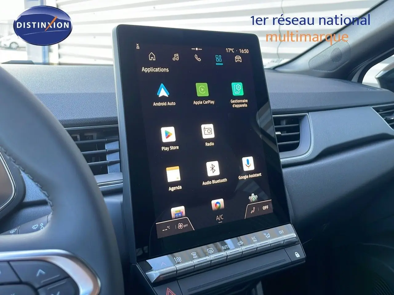 Vue intérieure du tableau de bord du Renault Captur E-Tech Hybrid 2025, avec écran tactile central affichant les applications connectées.