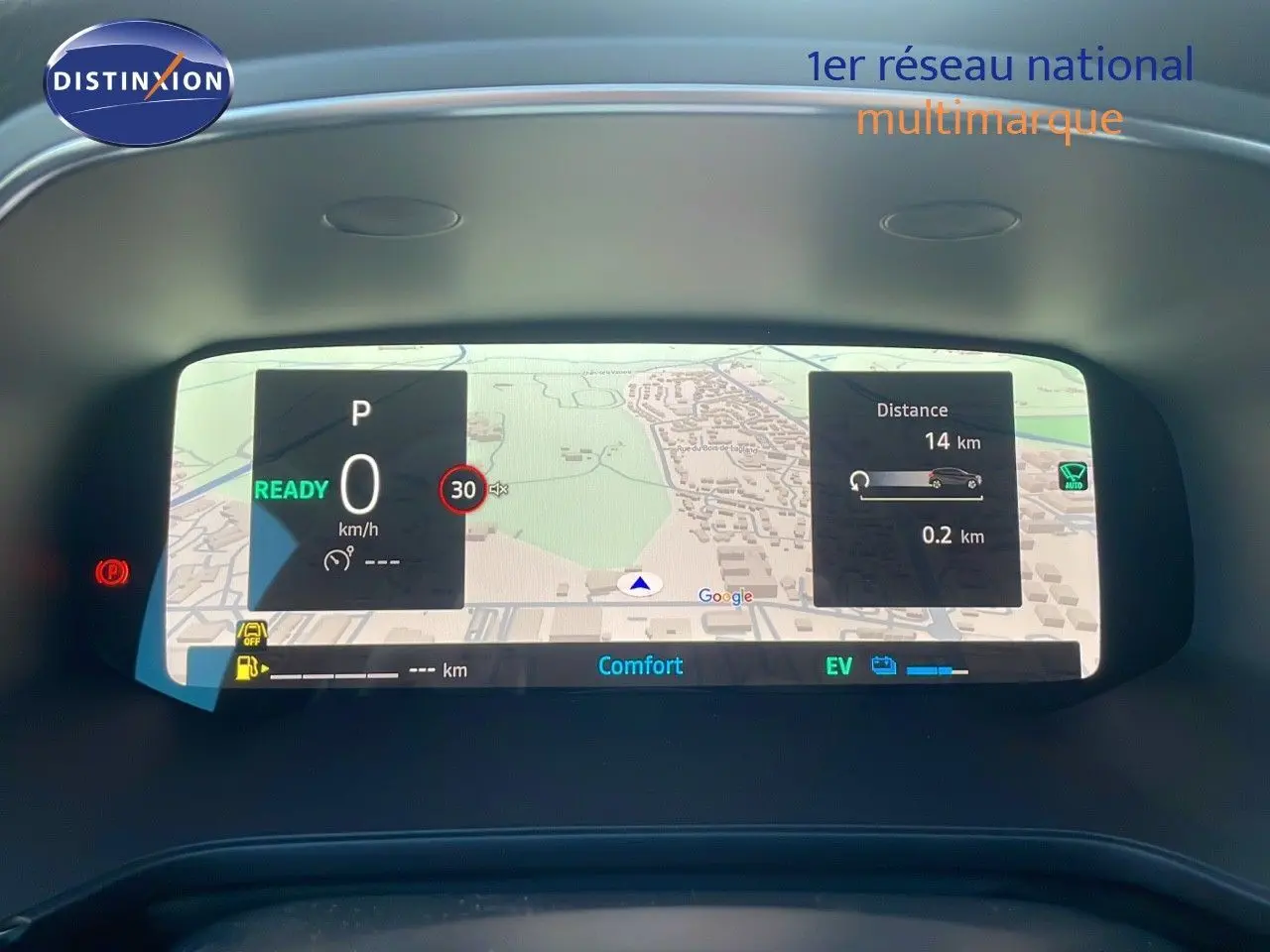 Tableau de bord numérique du Renault Captur E-Tech Hybrid 2025 affichant la navigation et les informations de conduite.