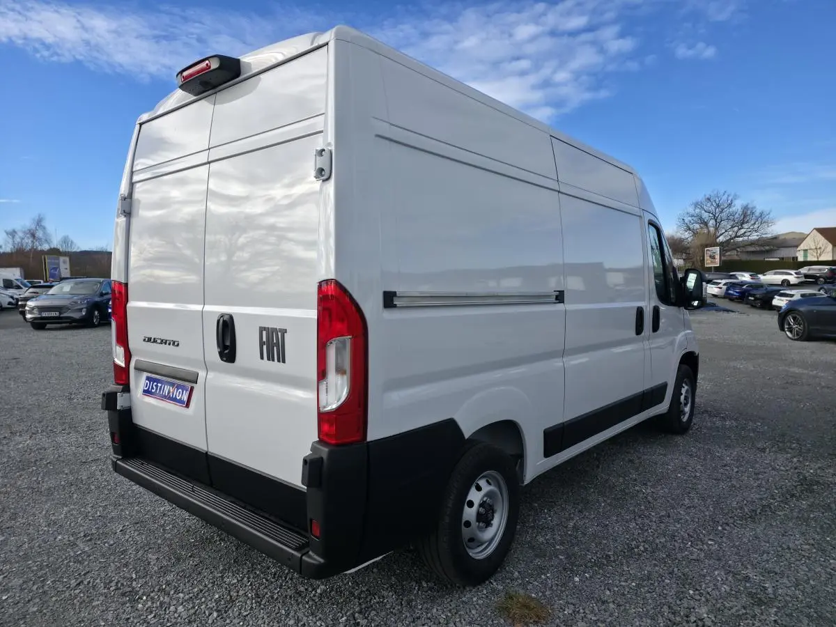 Fiat Ducato Fourgon blanc vu en 3/4 arrière droit, avec portes arrière tôlées et porte latérale coulissante.