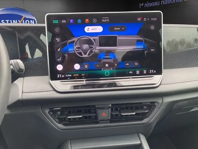 Vue rapprochée de l’écran tactile central du Volkswagen Tiguan noir 2024, affichant les commandes de climatisation et de conduite assistée.