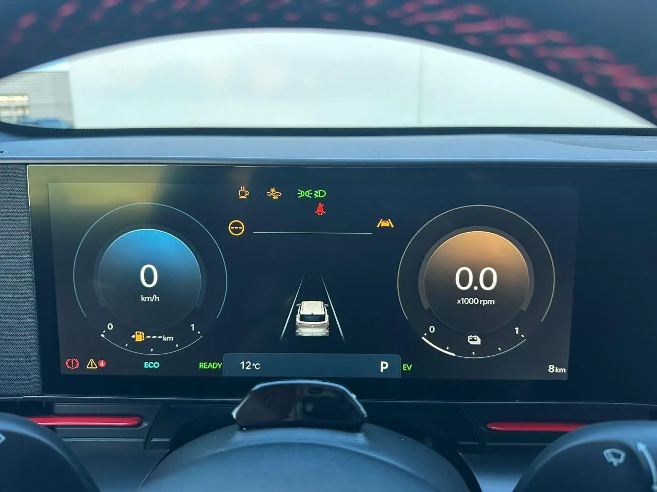 Tableau de bord numérique du Hyundai Kona noir, affichage central avec compte-tours et vitesse à 0 km/h.