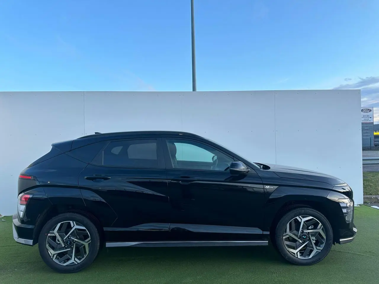Vue latérale droite du Hyundai KONA II noir Abyss Metal avec jantes alliage 18 pouces et vitres surteintées.