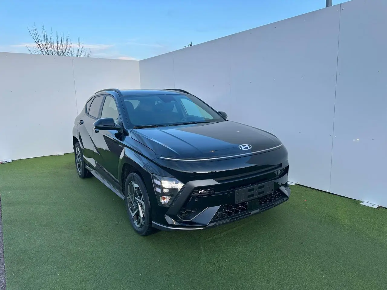 Hyundai KONA II 1.6 Hybrid N Line noir Abyss métal, vue 3/4 avant avec jantes alliage et feux LED distinctifs.