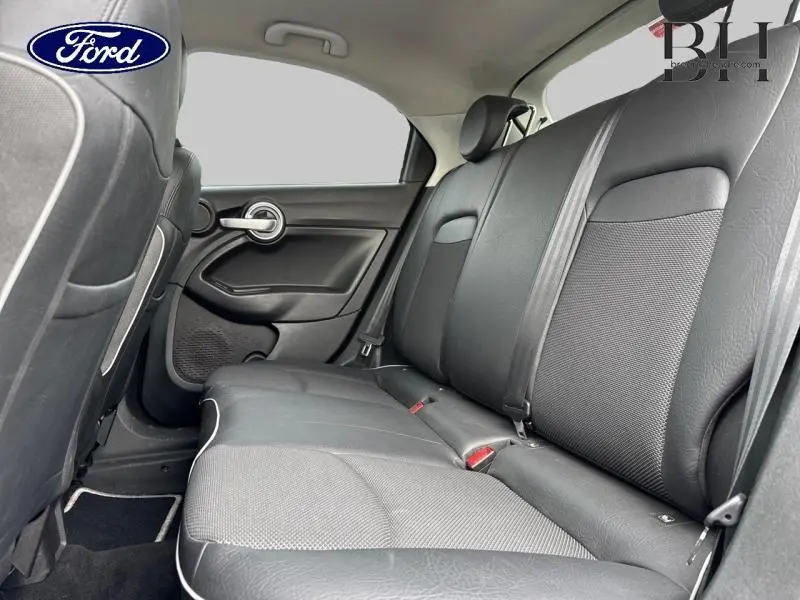 Vue intérieure arrière montrant la banquette en tissu gris et éco-cuir noir du FIAT 500X 2017, côté droit.