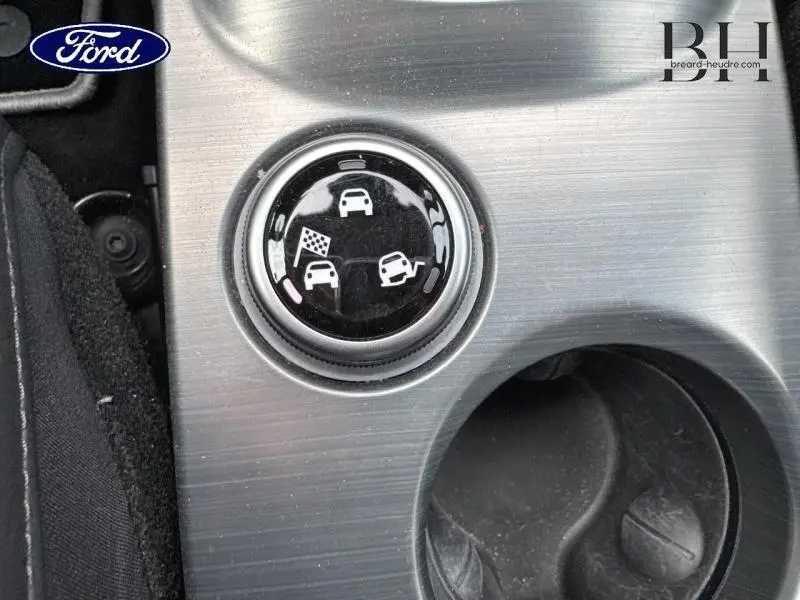 Bouton de sélection de mode de conduite sur console centrale en aluminium brossé, intérieur FIAT 500X noir.