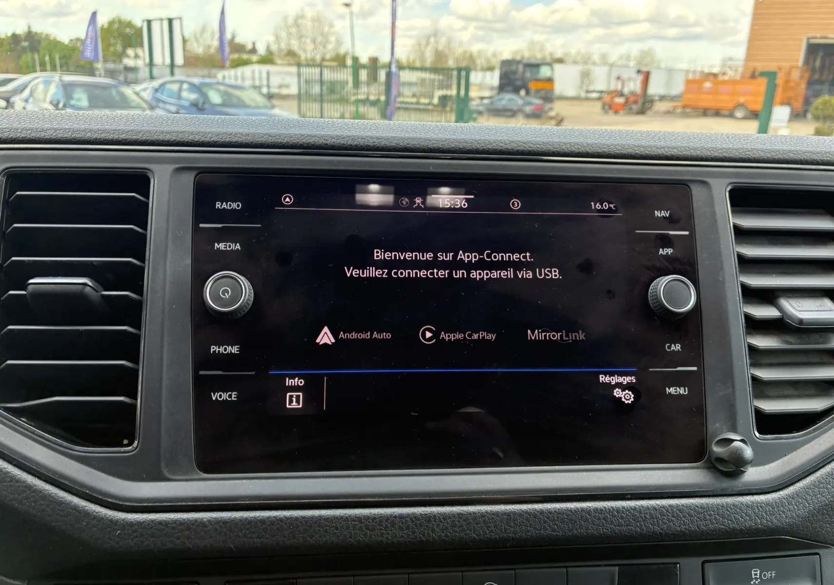 Écran tactile central du tableau de bord du Volkswagen Crafter blanc, affichant l'interface App-Connect.