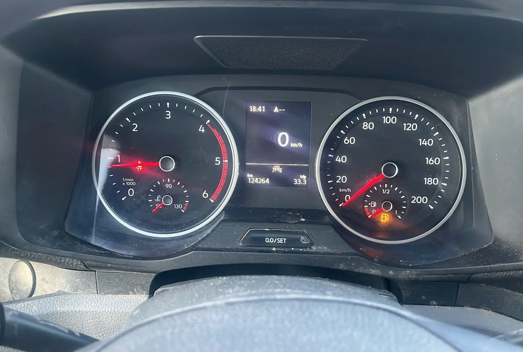 Vue 3/4 arrière droite d'un Volkswagen Crafter blanc avec galerie de toit et échelle métallique arrière.