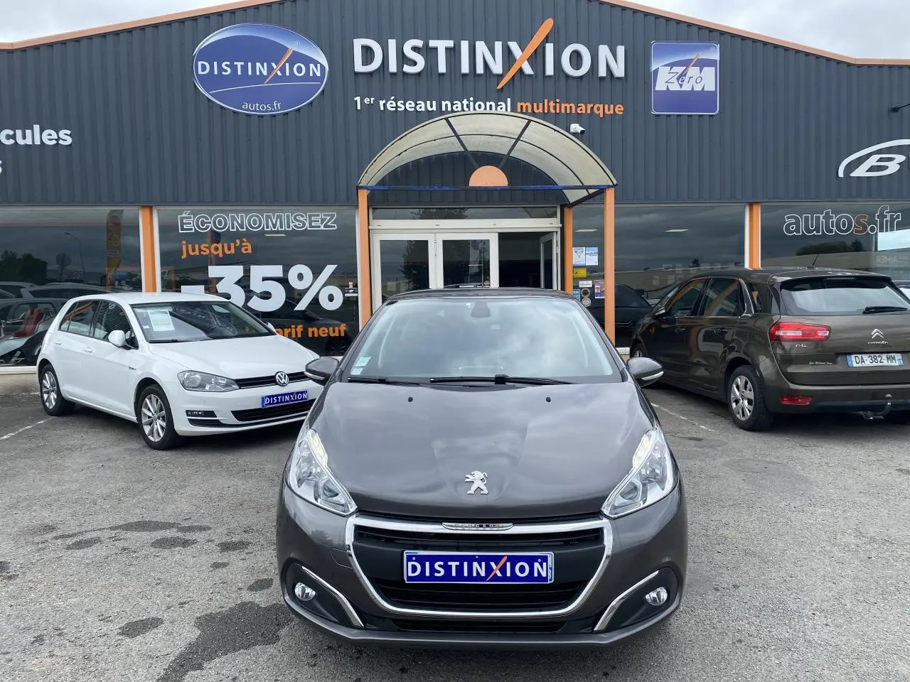 Vue avant d'une Peugeot 208 gris métallisé 2018, avec feux allumés et calandre chromée visible.