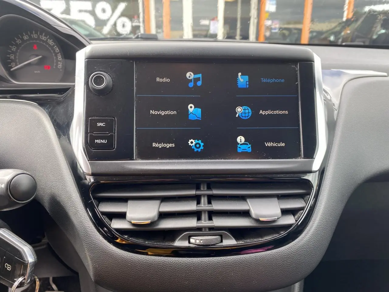 Vue rapprochée de l’écran tactile central et des commandes d’aération du tableau de bord de la Peugeot 208 gris 2018.