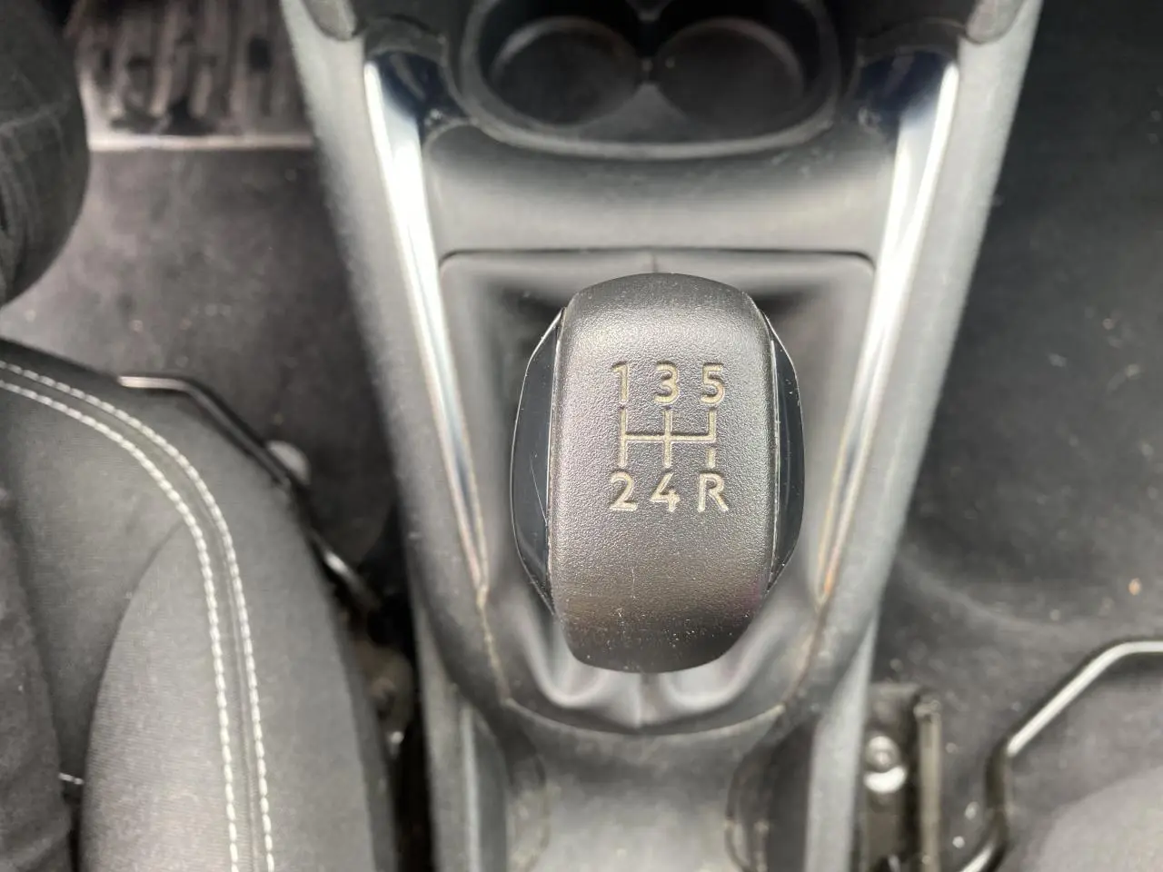 Vue rapprochée du levier de vitesses manuel noir dans l’habitacle d’une Peugeot 208 gris 2018.