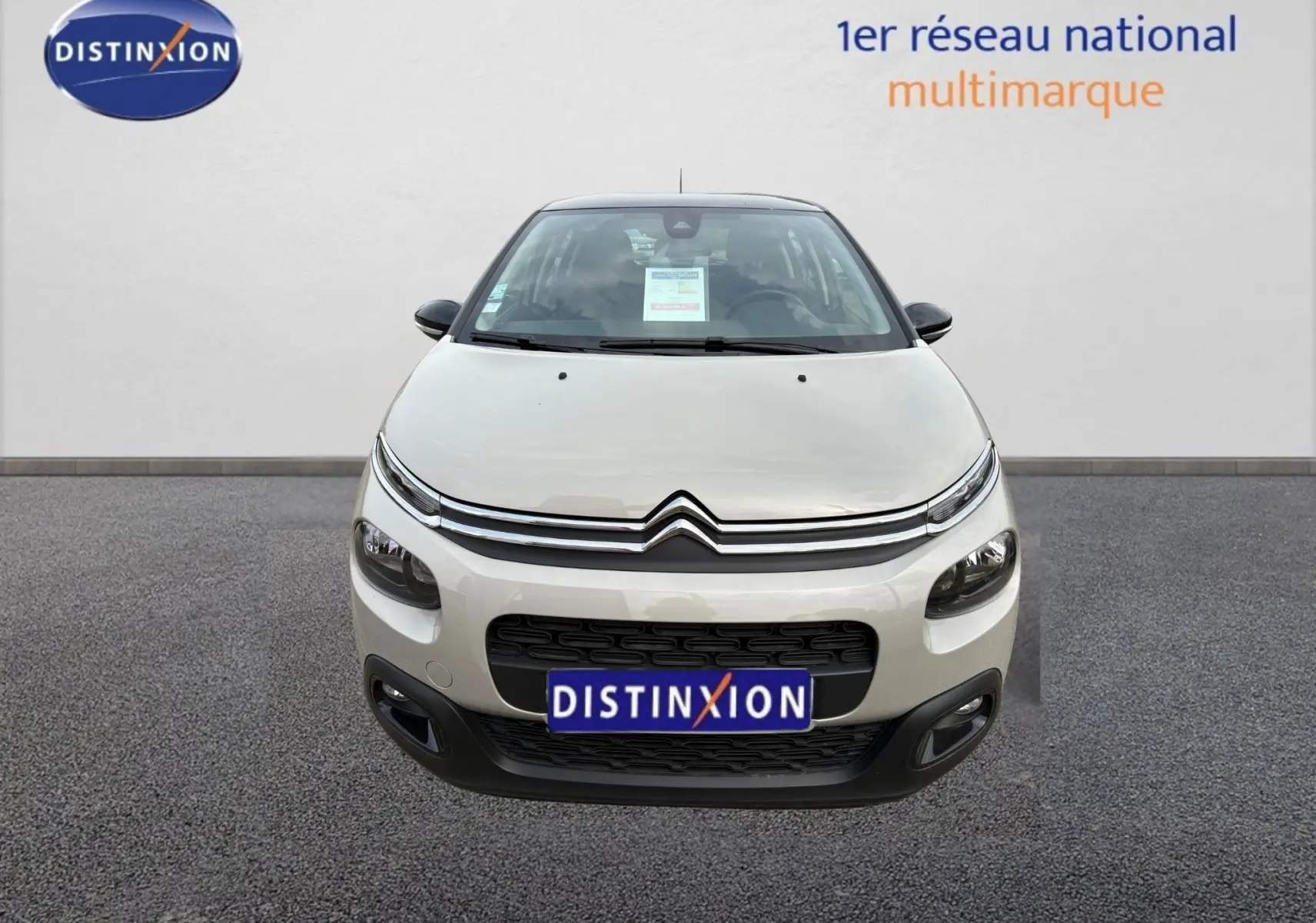Vue frontale d'une Citroën C3 beige 2019 avec calandre chromée et logo distinctif Citroën.