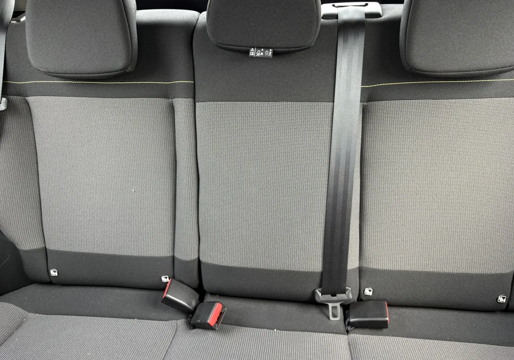 Vue rapprochée des sièges arrière gris et noirs du Citroën C3 2019, sans visibilité de la carrosserie beige.