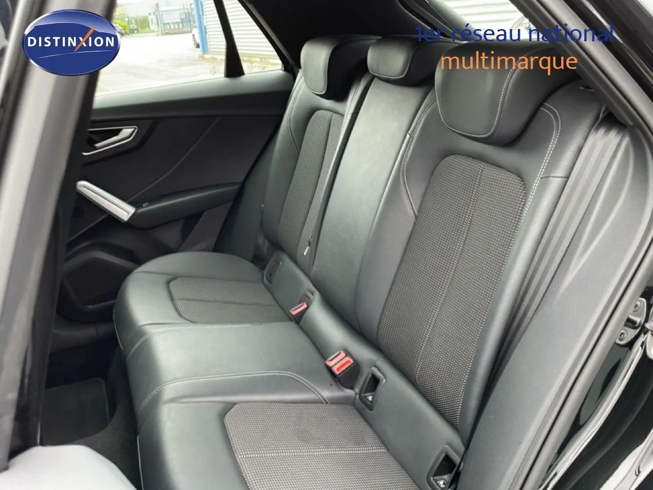 Vue intérieure côté gauche des sièges arrière en cuir noir du SUV Audi Q2 35 2.0 TDI S-Line 2025.