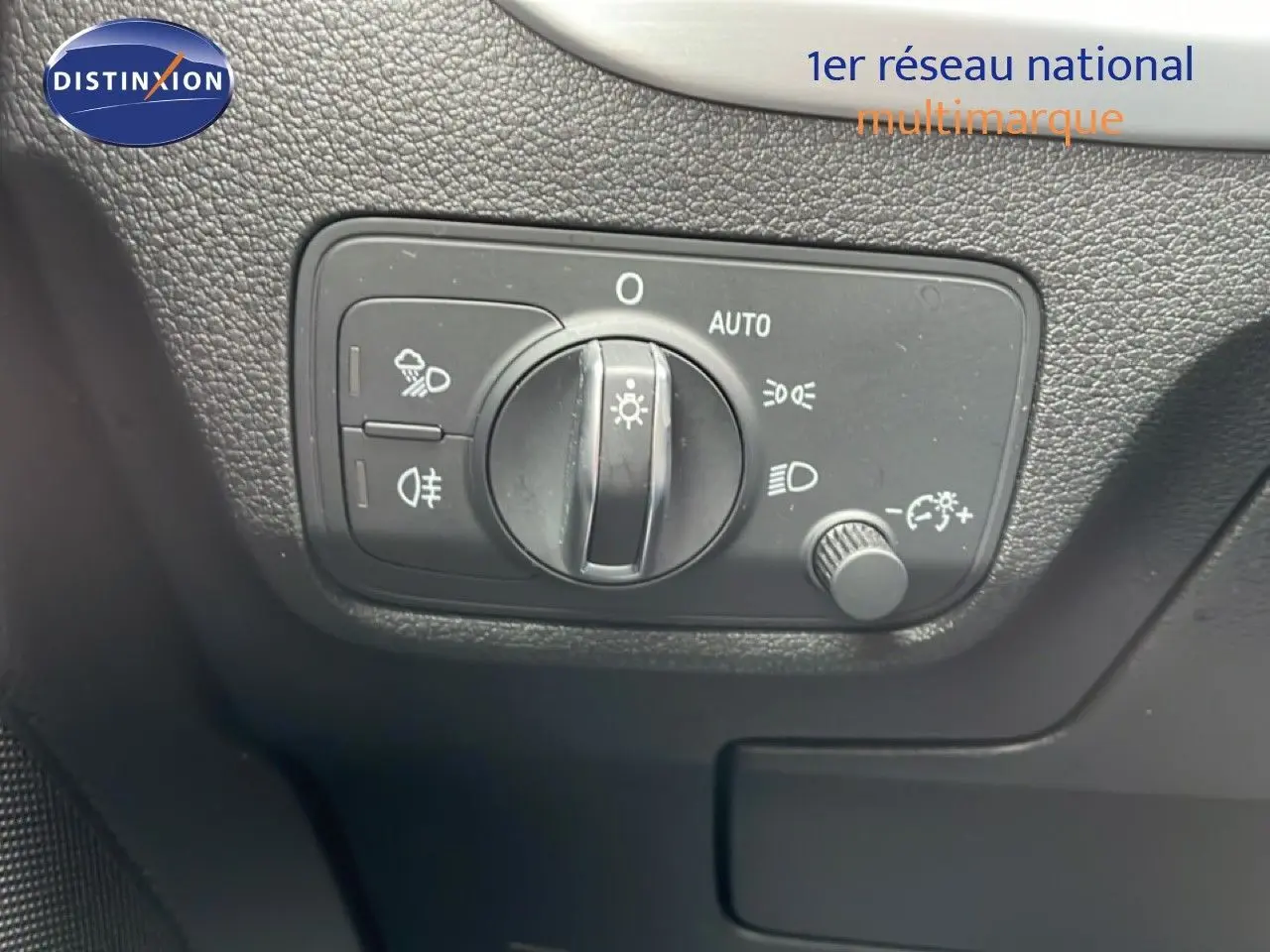Commande des phares en gros plan à l'intérieur de l'Audi Q2 noir mito metal, vue latérale gauche.