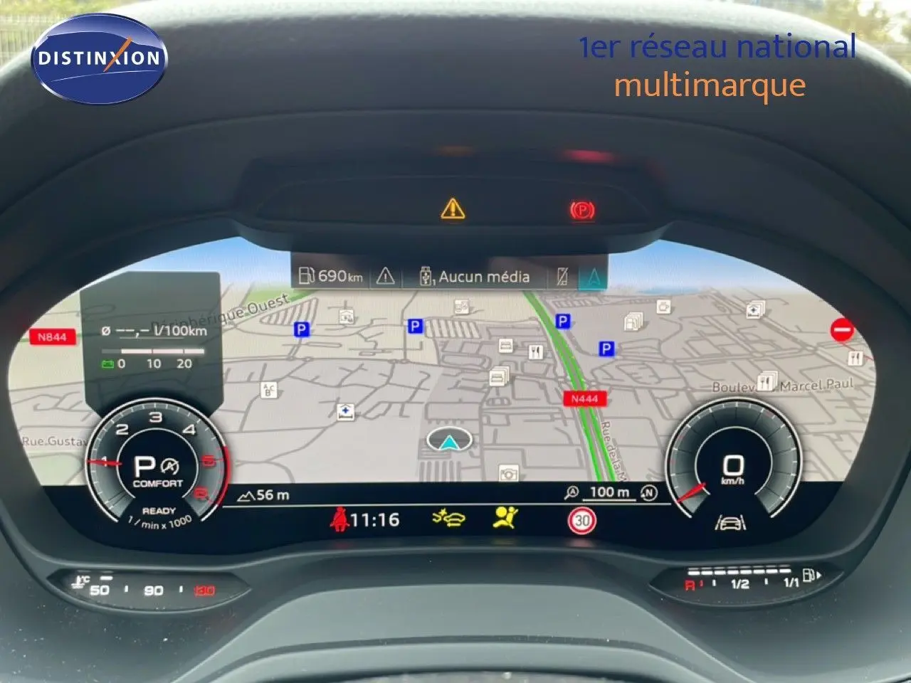 Vue rapprochée du tableau de bord numérique de l'Audi Q2 2025 noir mito metal, affichant la navigation et les instruments.