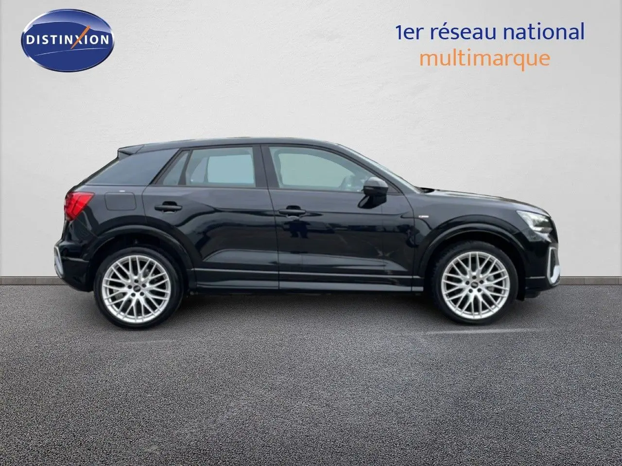 Audi Q2 S-Line noir mito metal vue de profil côté gauche, avec jantes alliage 19 pouces et détails sportifs visibles.