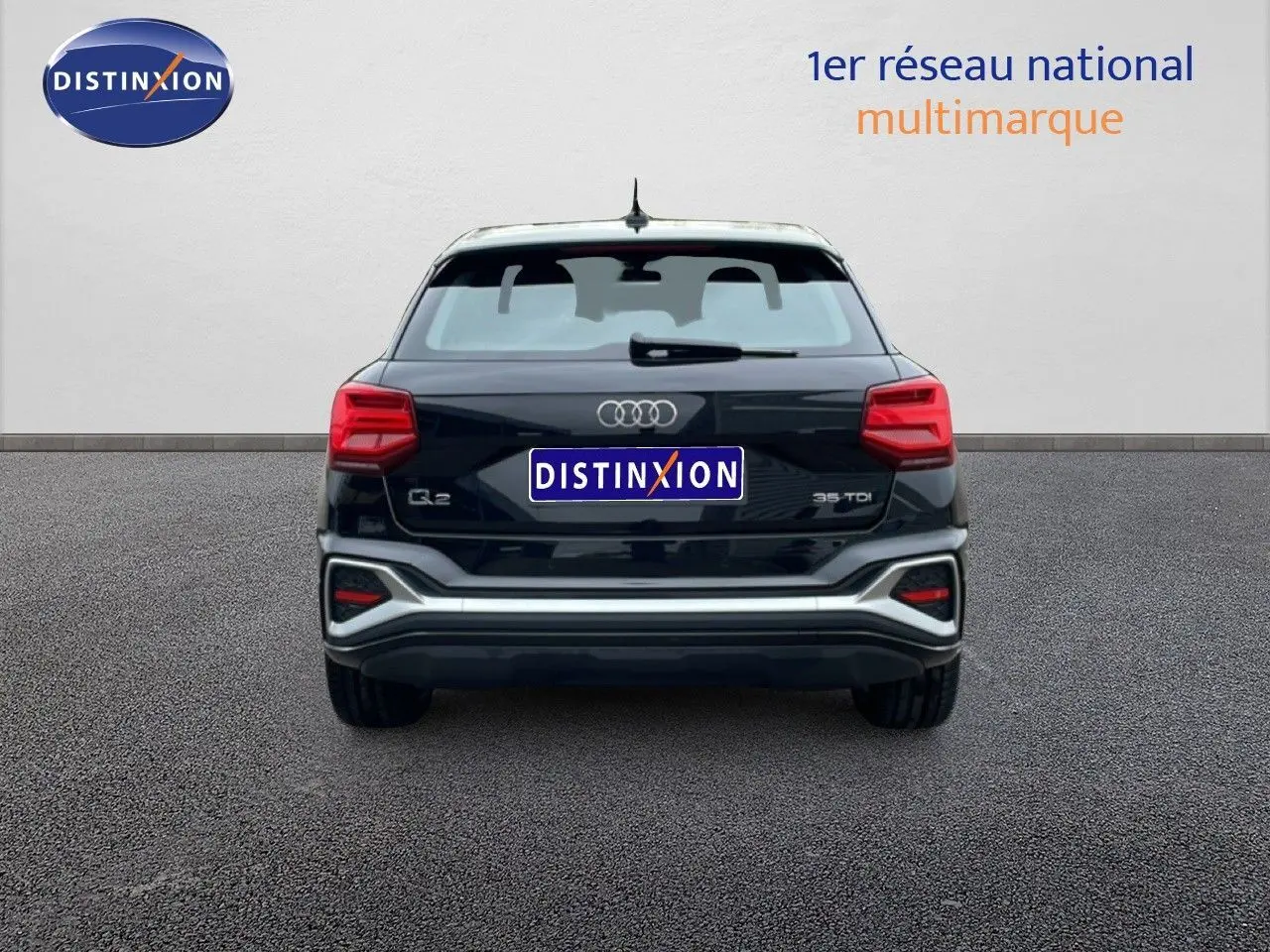 Vue arrière d'un Audi Q2 noir mito metal 35 TDI 2025 avec feux LED et détails chromés sur le pare-chocs.