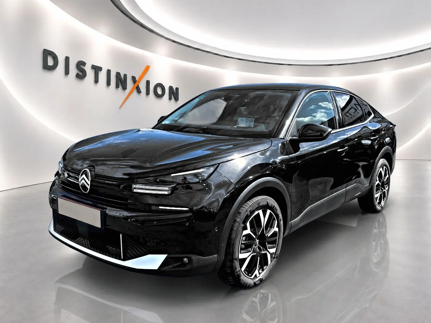 Citroën C4 X noir vue 3/4 avant droit en intérieur avec jantes alliage et phares LED distinctifs.
