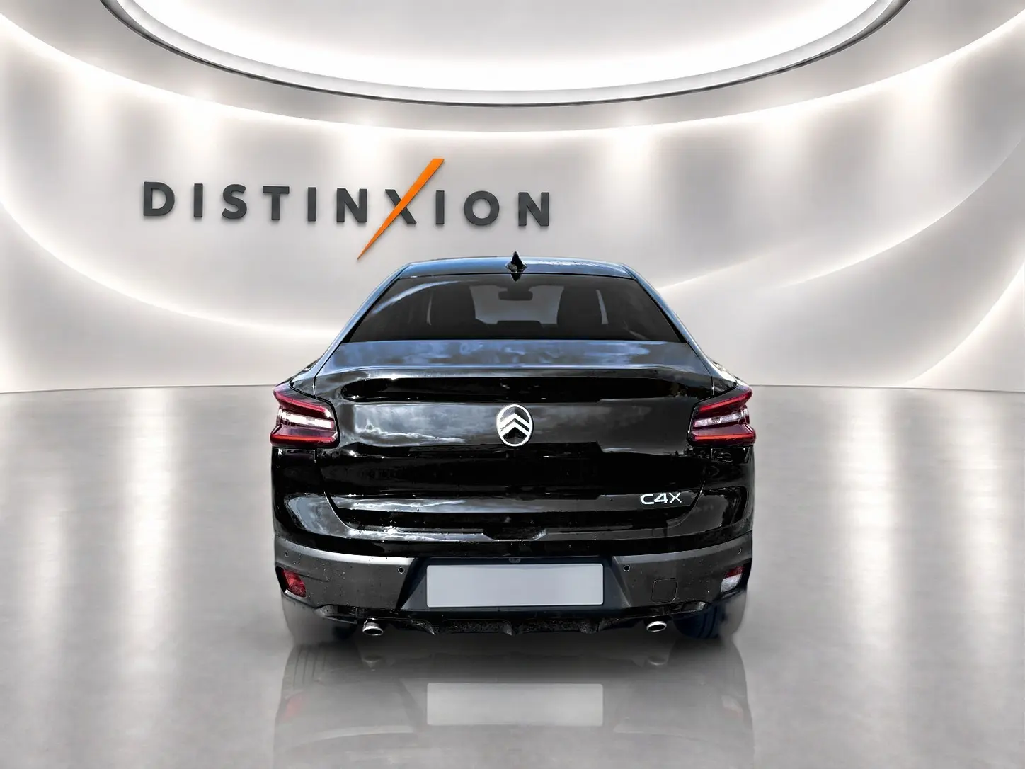 Vue arrière d'une Citroën C4 X noire 2025 avec feux LED et double sortie d'échappement chromée dans un showroom.