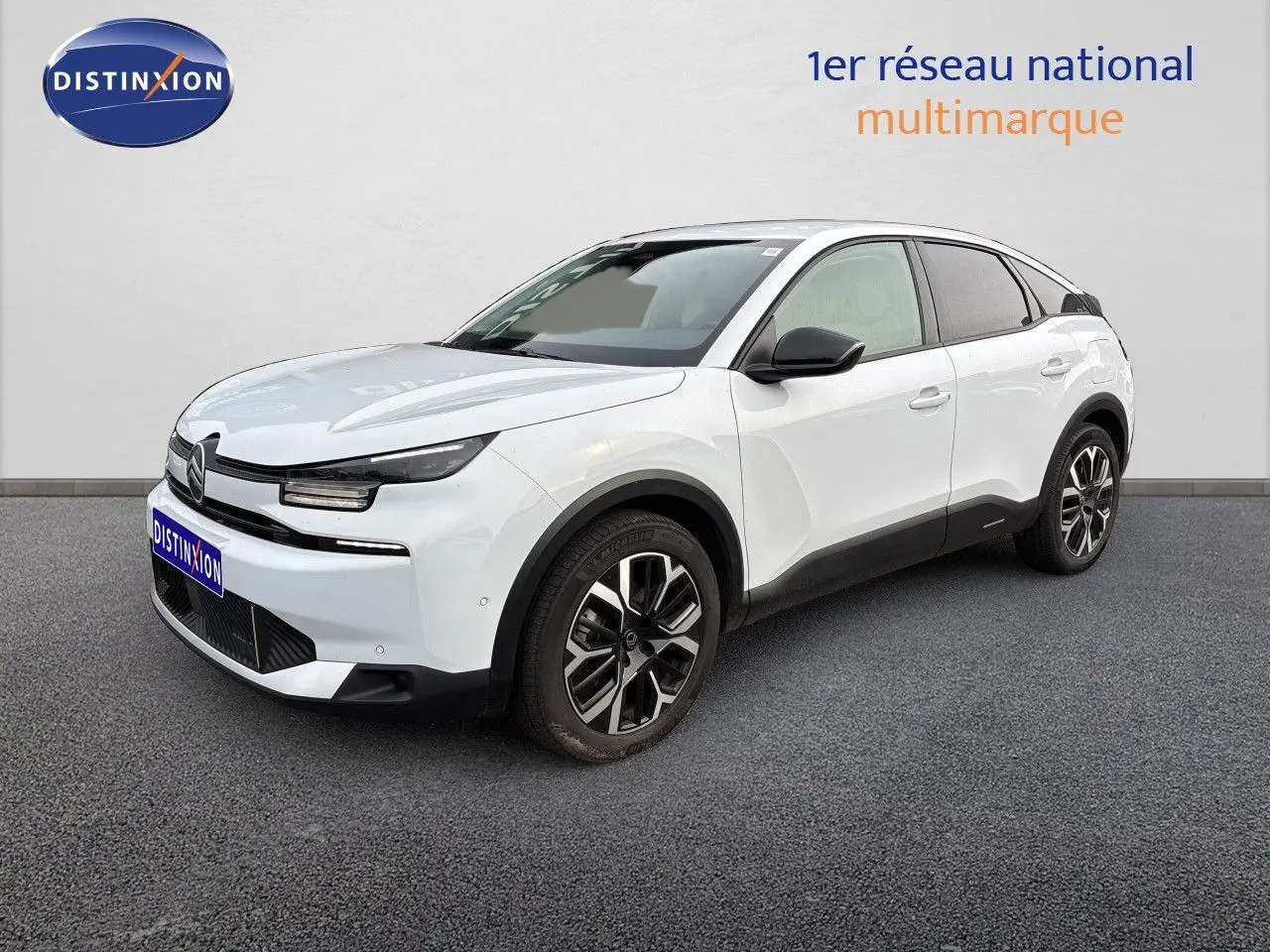Vue 3/4 avant droite d'une Citroën C4 blanc Okenite métallisé avec jantes bicolores et détails noirs contrastants.