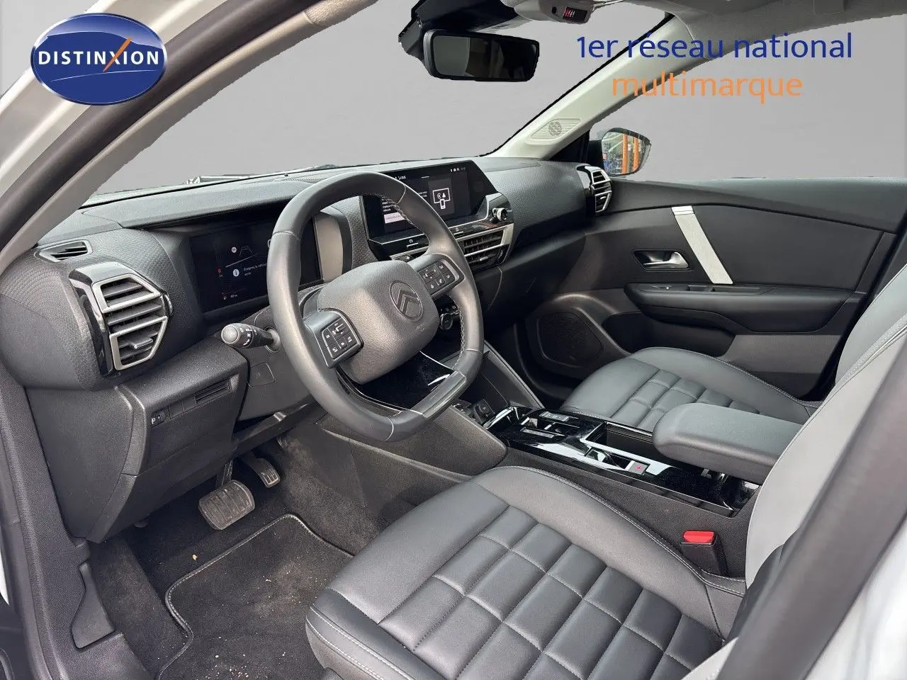Vue intérieure côté conducteur de la Citroën C4 Hybrid 2025 avec sièges cuir gris et tableau de bord moderne noir.
