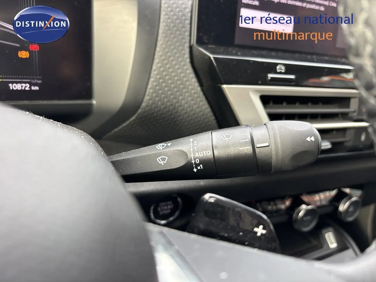 Gros plan sur la commande d’essuie-glace côté droit dans l’habitacle d’une Citroën C4 blanche 2025.