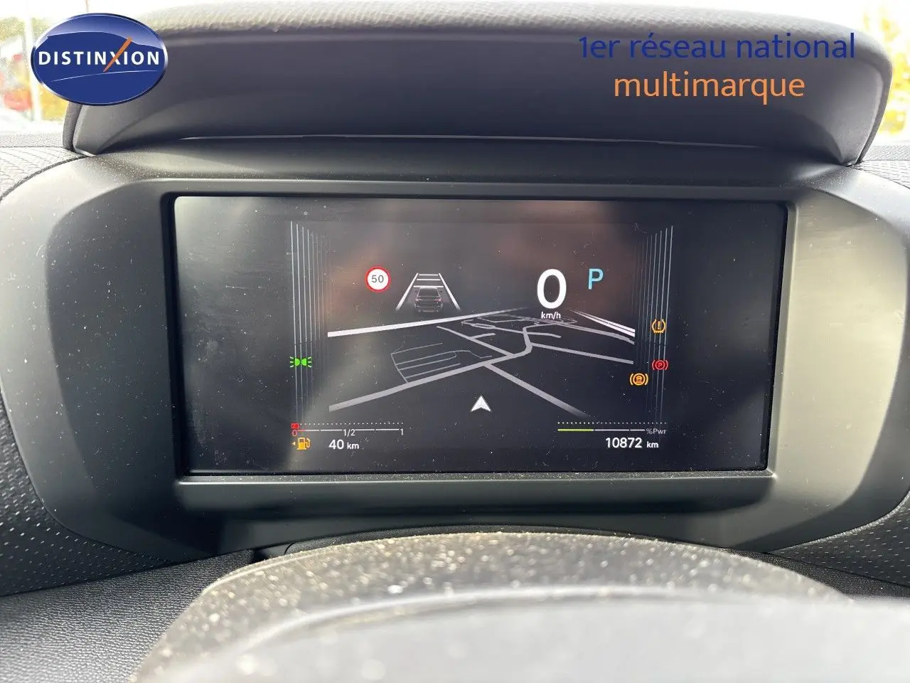 Affichage numérique du tableau de bord de la Citroën C4 Hybrid 145ch en vue frontale, avec écran de navigation et alertes visibles.