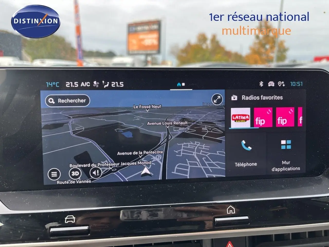 Écran tactile intérieur de la Citroën C4 Hybrid 145ch blanc Okenite, affichant navigation et options multimédia.