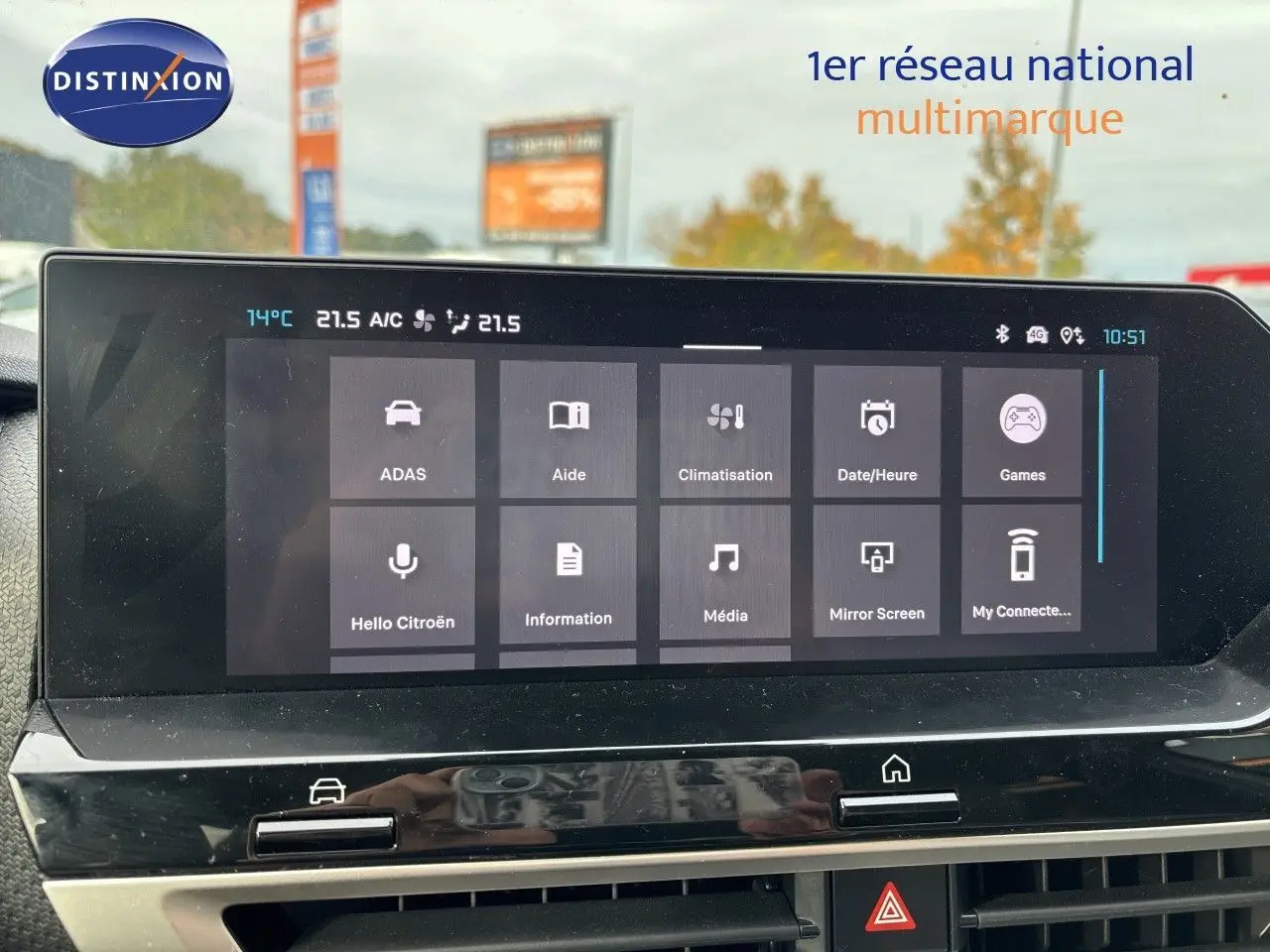 Écran tactile central de la Citroën C4 Hybrid 2025 affichant les options de climatisation et multimédia, intérieur beige visible.