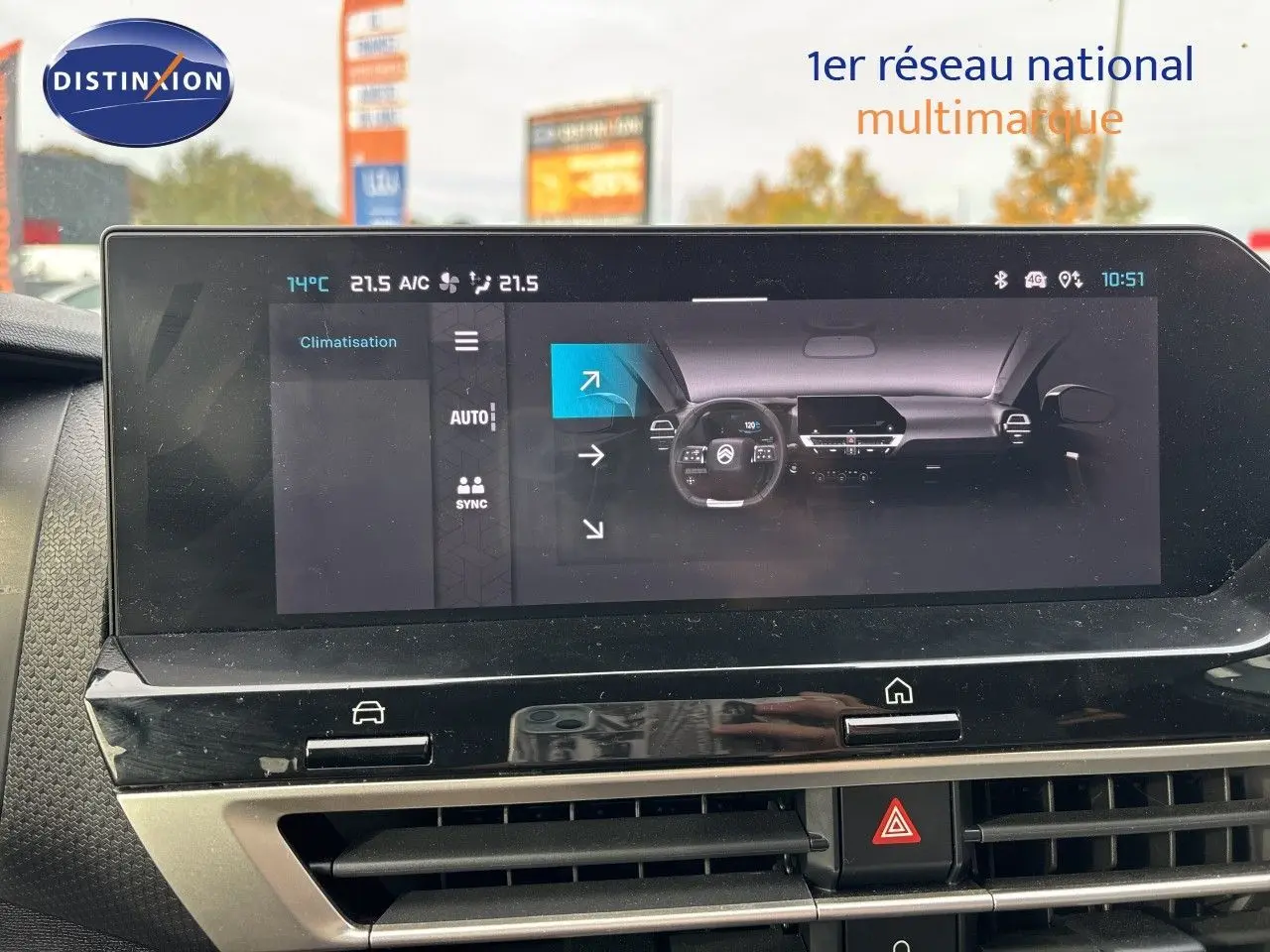 Écran tactile intérieur du Citroën C4 Hybrid 145ch, affichant le tableau de bord et les commandes de climatisation.
