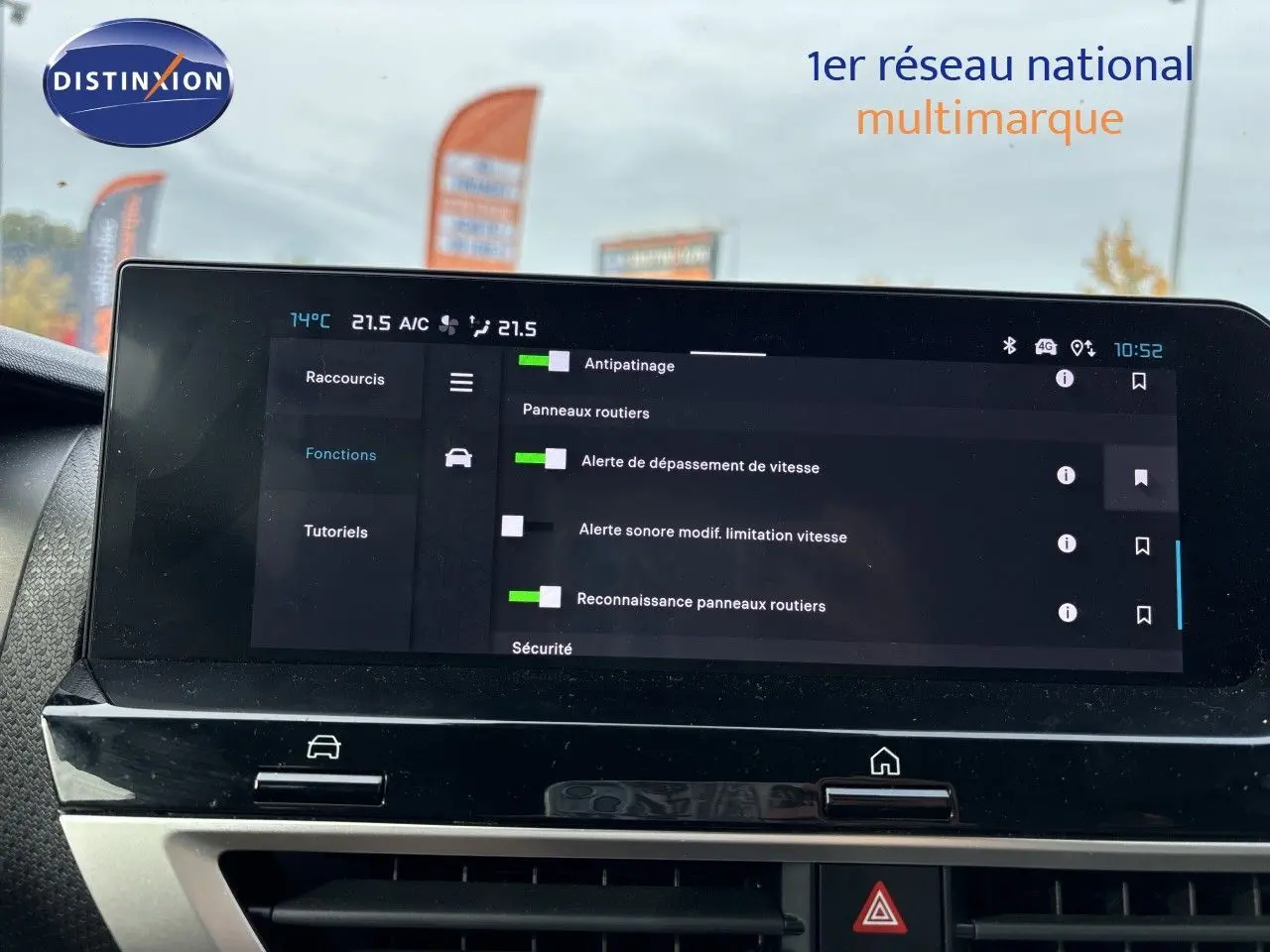 Vue intérieure centrée sur l'écran tactile du tableau de bord de la Citroën C4 blanche, affichant les réglages d'aide à la conduite.