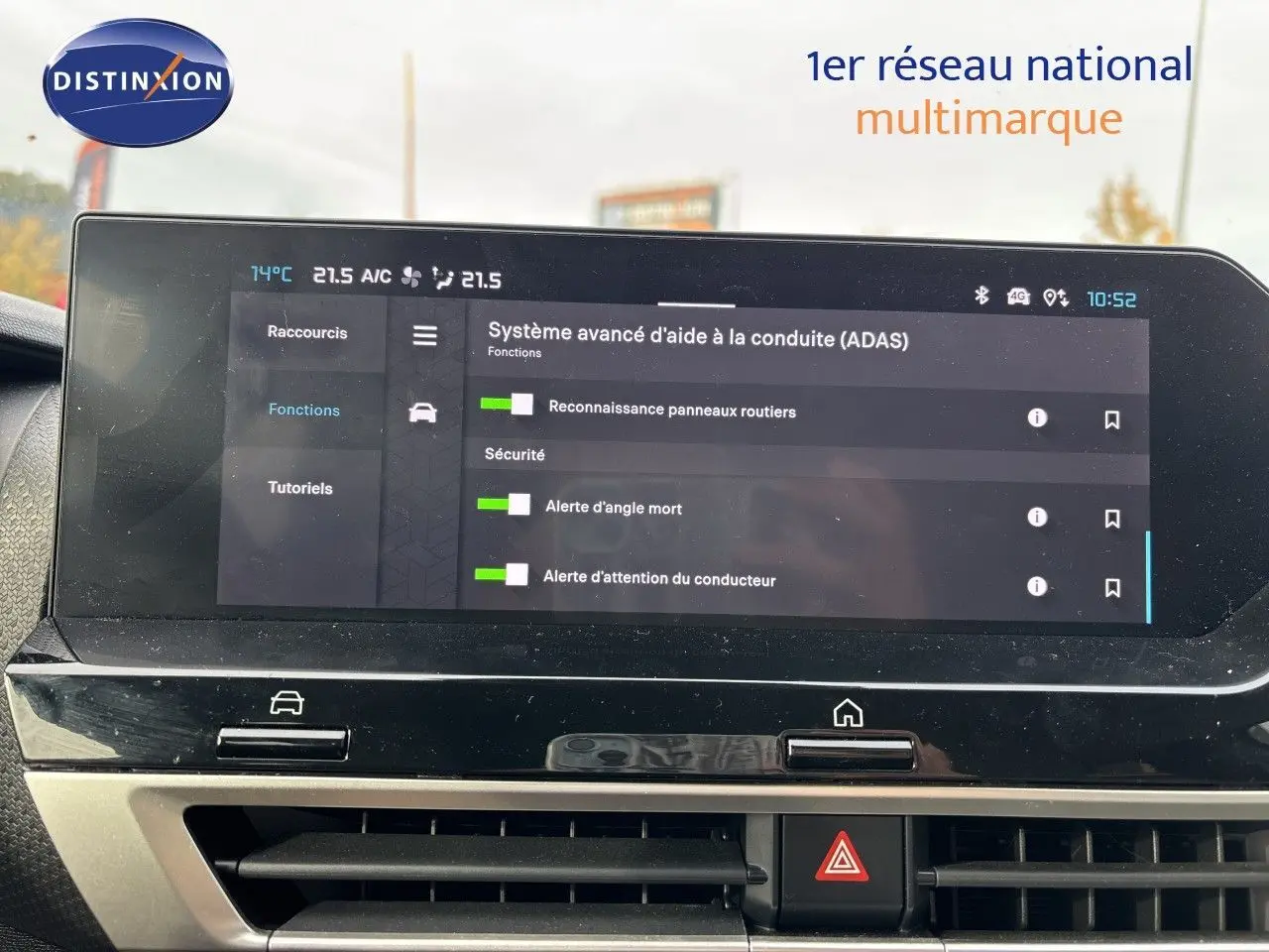 Écran tactile du système d’aide à la conduite dans l’habitacle d’une Citroën C4 Hybrid blanc Okenite, vue de face.