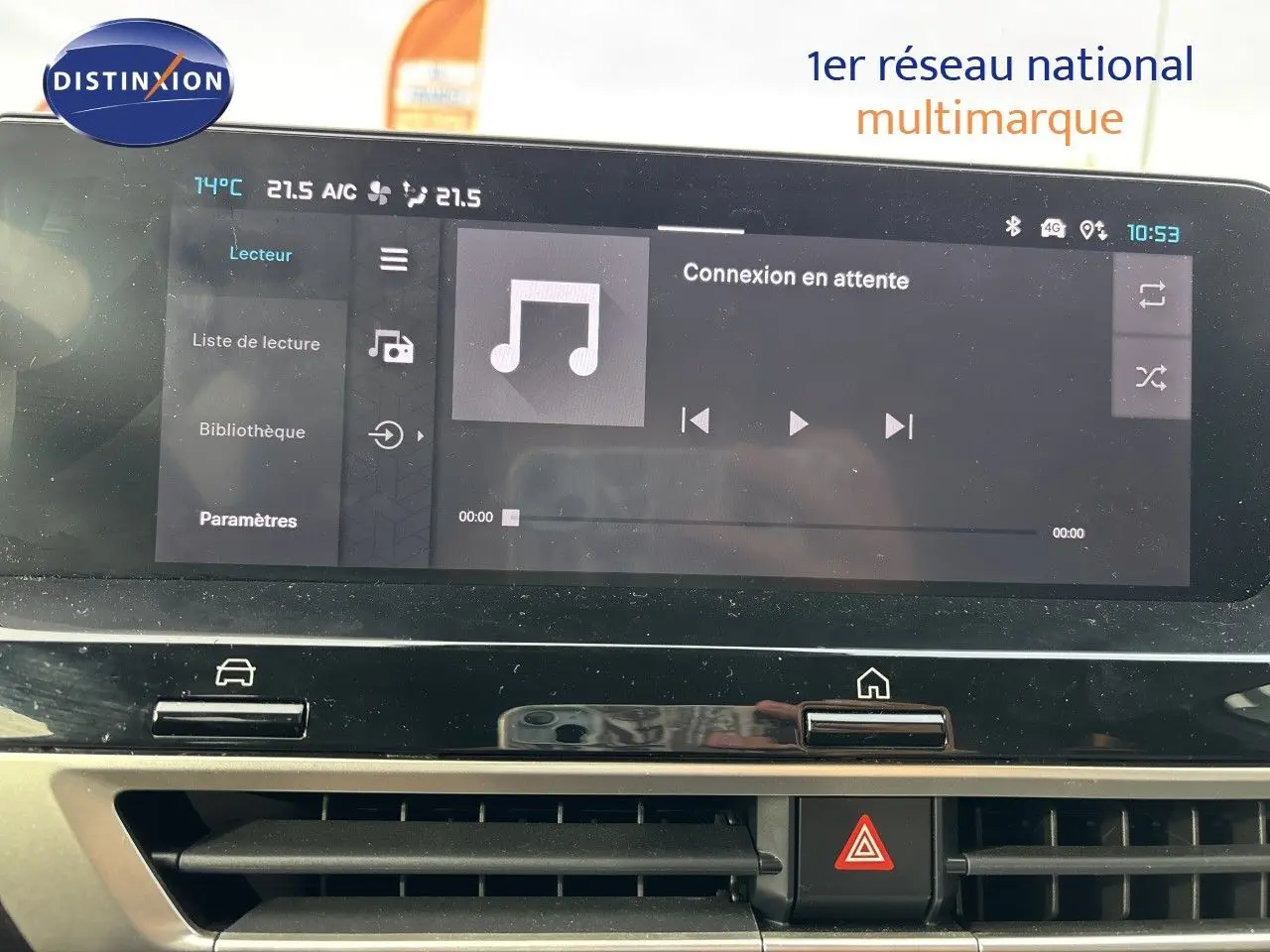 Vue intérieure du tableau de bord de la Citroën C4 Hybrid 145ch blanc Okenite, avec écran tactile central et commandes climatisation.