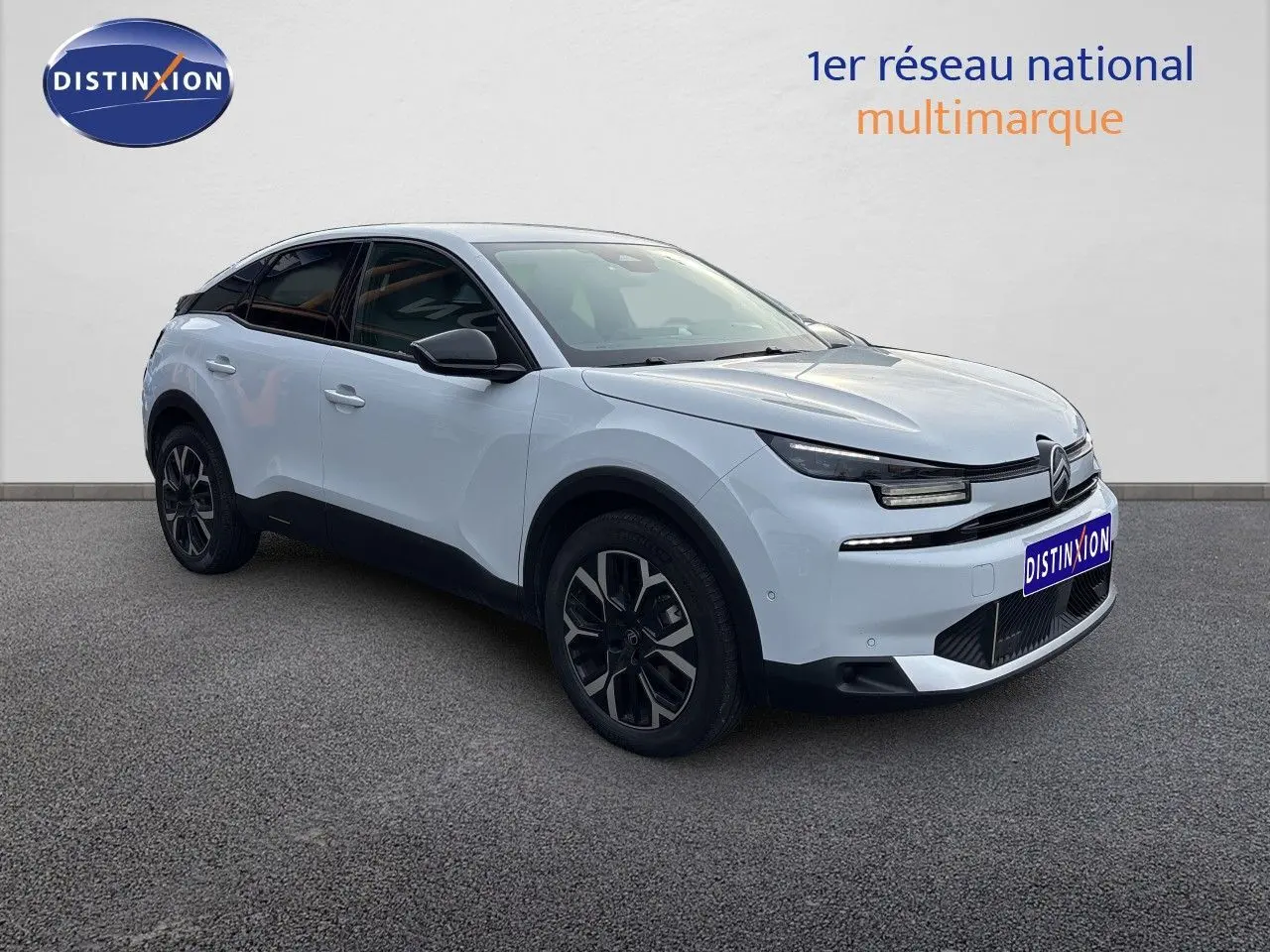 Citroën C4 Hybrid 145ch blanc Okenite métal en 3/4 avant droit, avec jantes noires et toit noir contrasté.