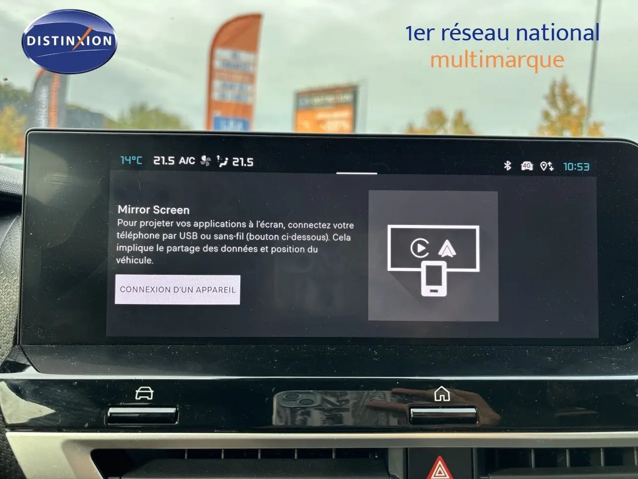 Écran tactile central de la Citroën C4 Hybrid 145ch blanc, affichant la fonction Mirror Screen en intérieur.