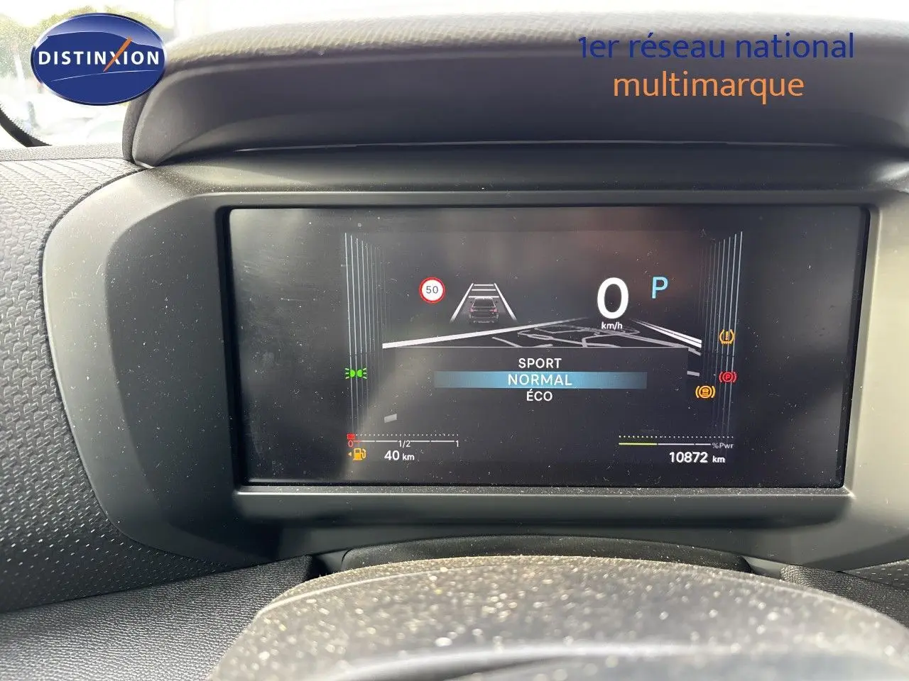 Tableau de bord numérique de la Citroën C4 Hybrid 145ch, affichant modes de conduite et vitesse à l'arrêt.