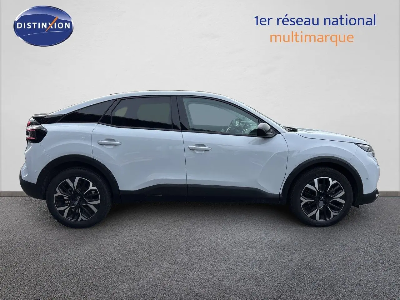 Profil droit d'une Citroën C4 Hybrid 145ch blanc Okenite métal avec toit noir et jantes alliage bicolores.