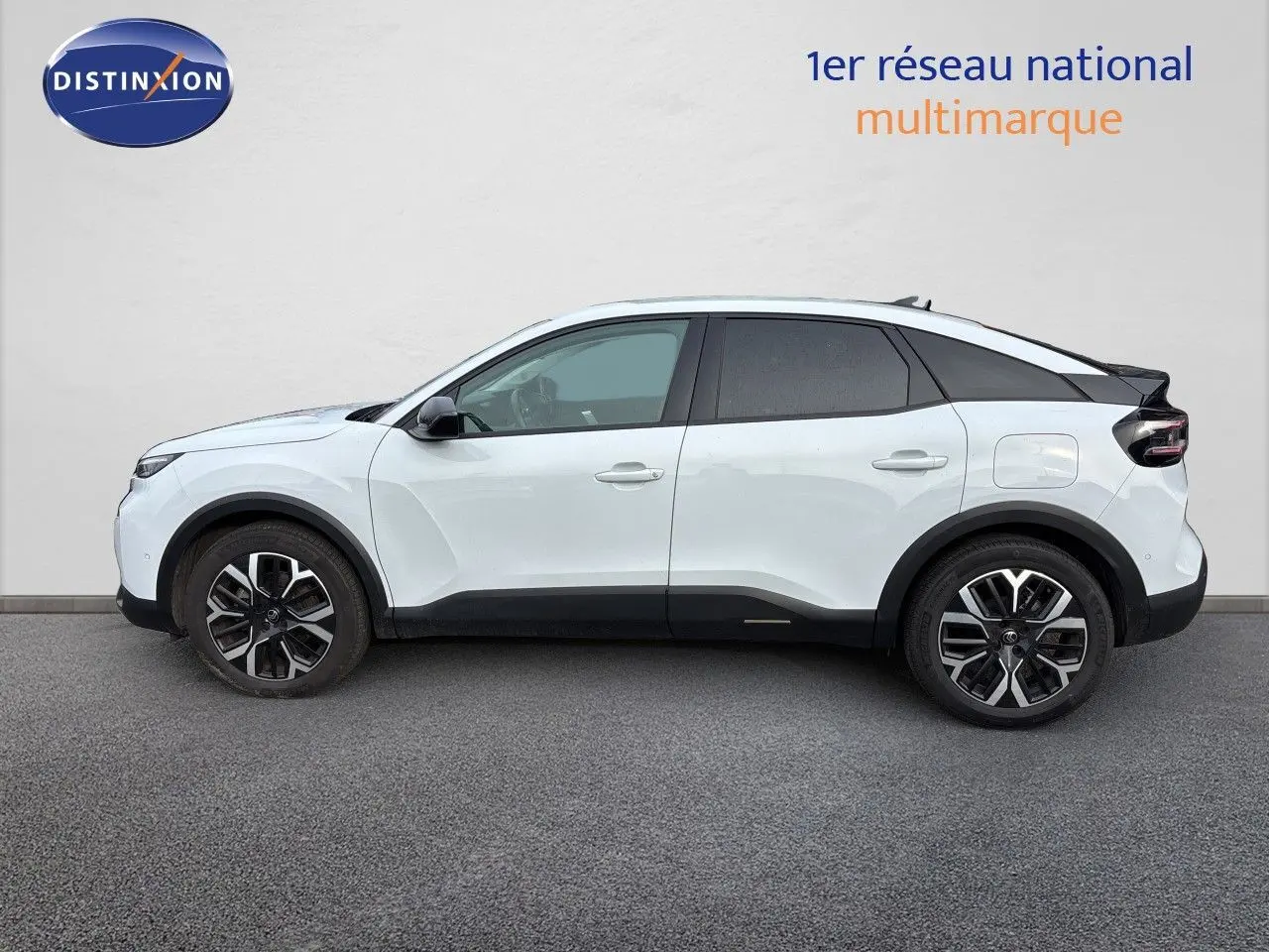 Profil droit d'une Citroën C4 hybride blanche Okenite Metal avec jantes bi-ton et toit noir contrasté.