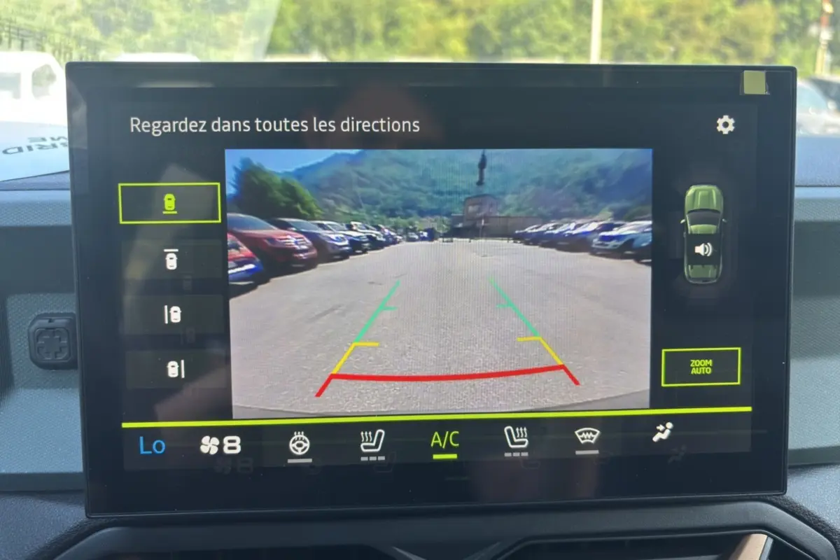Écran de caméra multiview du Dacia Duster Hybrid-G 150 4x4 Extreme City montrant la vue arrière en parking.