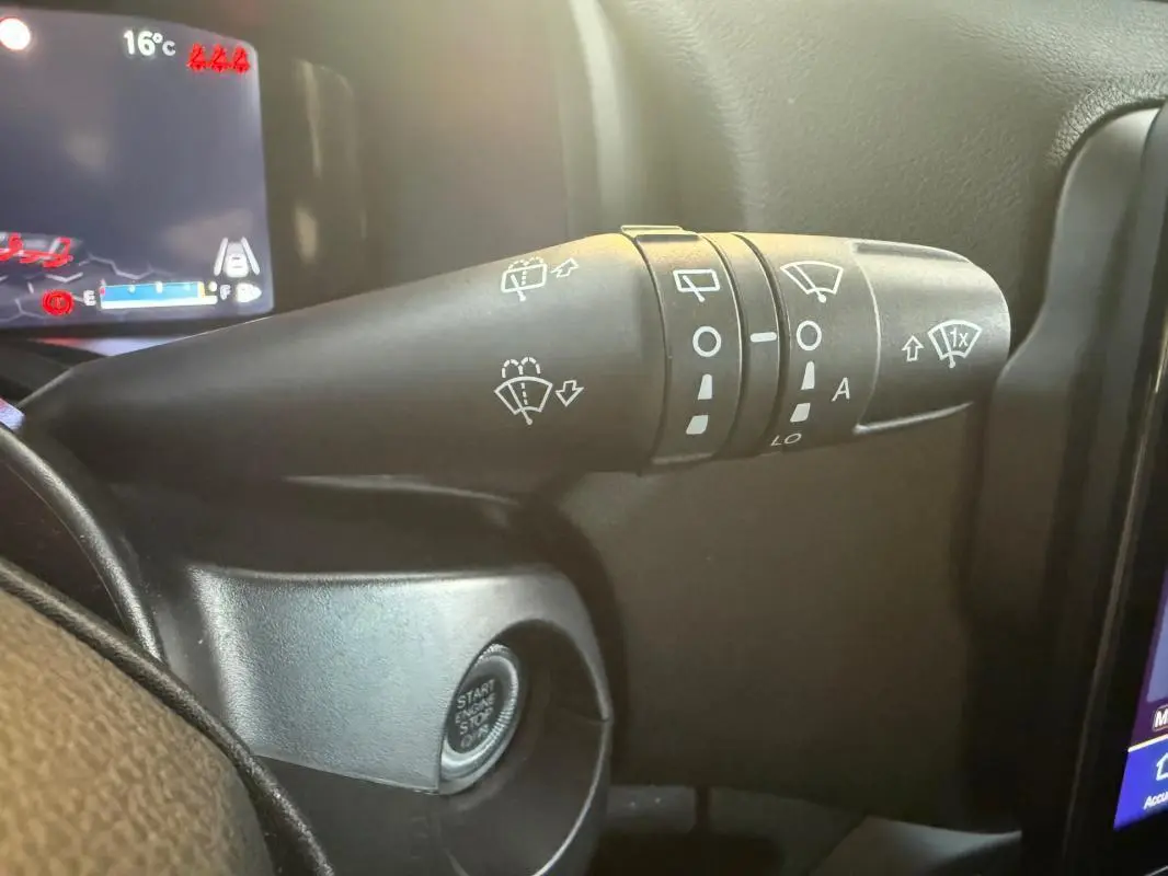 Gros plan sur la commande des essuie-glaces du Jeep Renegade gris anthracite 2024, avec bouton start visible.